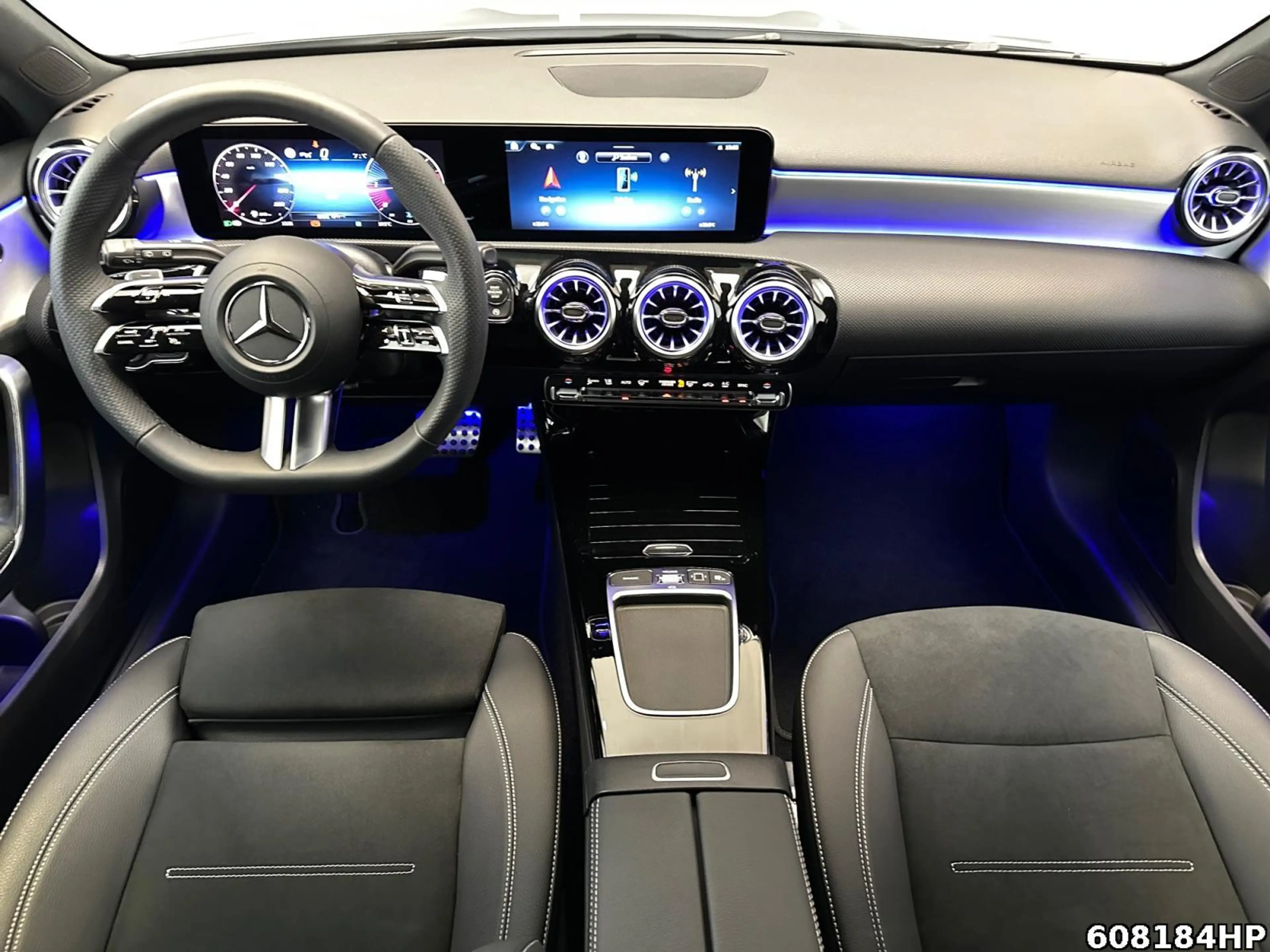 Mercedes-Benz A 200 d AMG DISTRONIC AHK Night 19"LM Adv Sound — photo 8