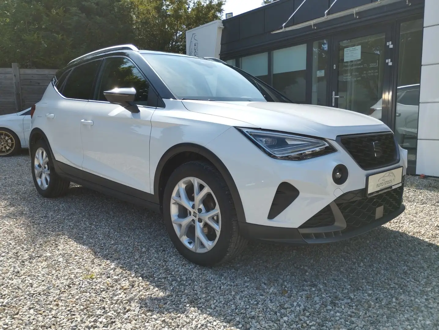 SEAT Arona FR 1.0 TSI Navi Klimaauto. LED PDC Sitzhei Weiß - 1