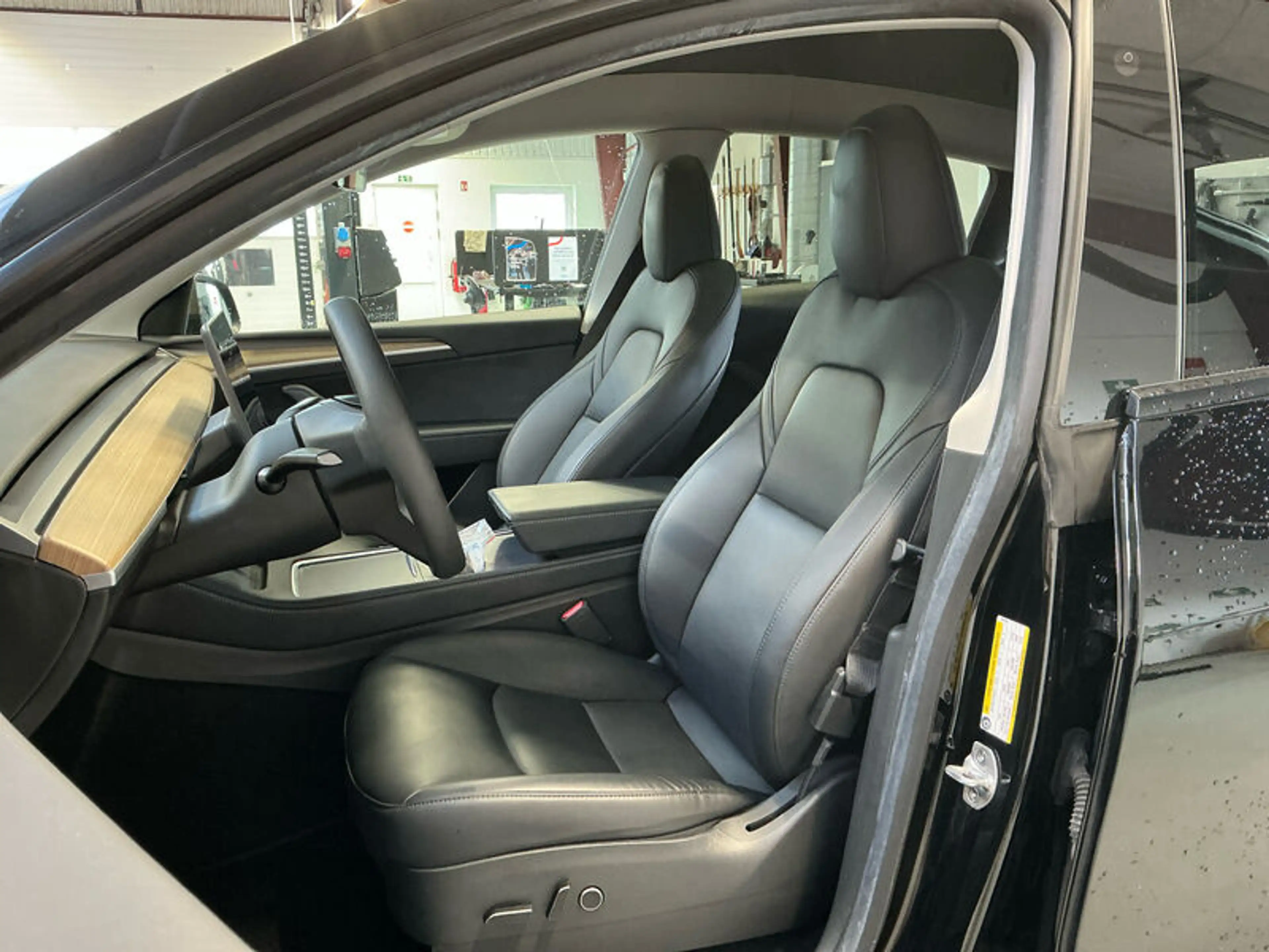 Tesla Model Y NAVI KLIMA LED RADIO TEMPO MFL PANO SHZ GSD DAB KAMERA Leder — photo 5