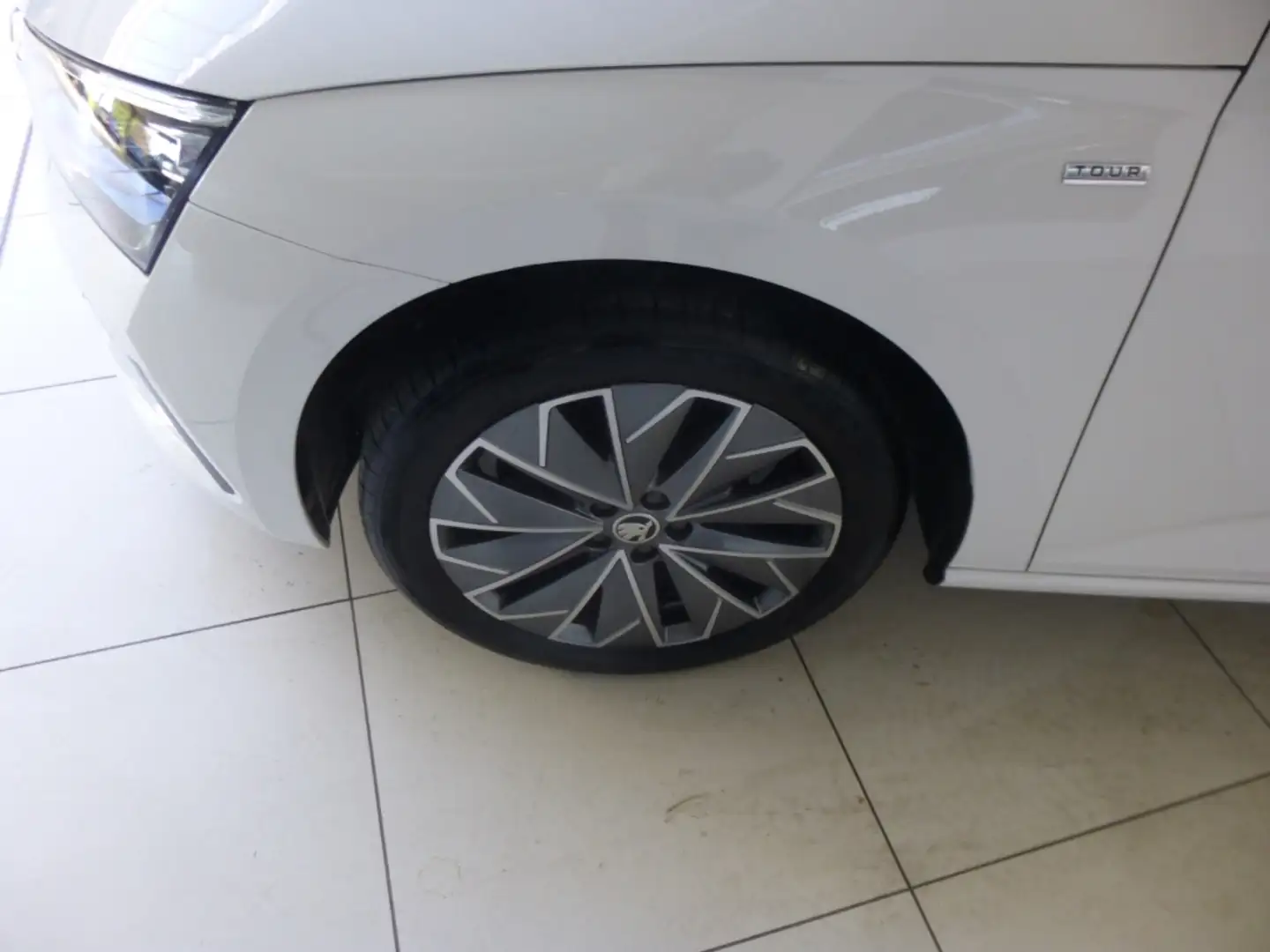 Skoda Scala Tour 1.0 TSI EU6d Weiß - 2