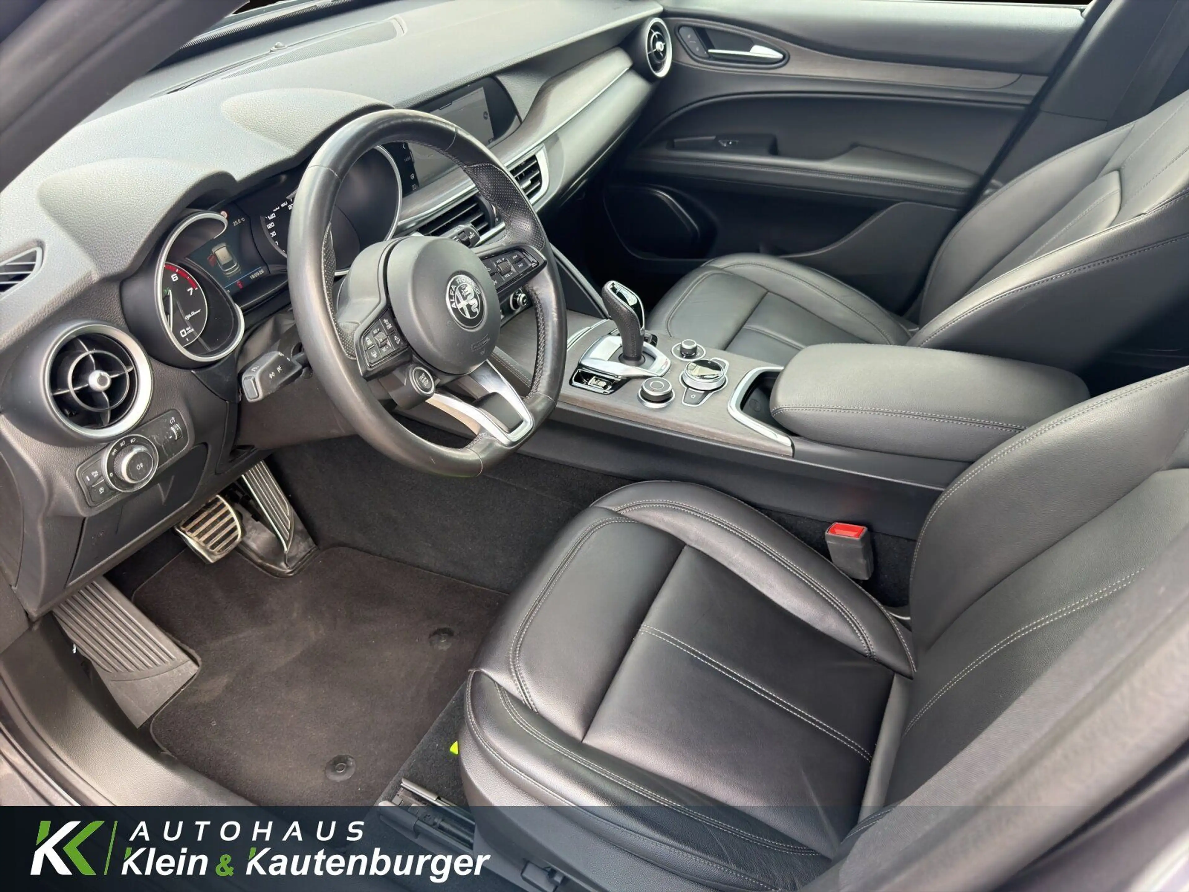 Alfa Romeo Stelvio 2.0 Turbo 16V Ti Q4+MEMORY+AHK+20°+XENON — photo 11