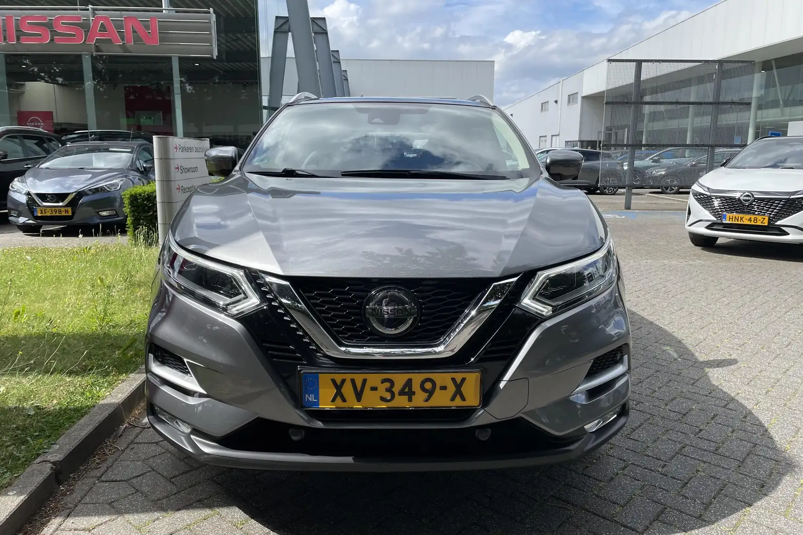 Nissan Qashqai 1.3 DIG-T Tekna + 160PK Automaat | Panoramadak | 1 Grijs - 2