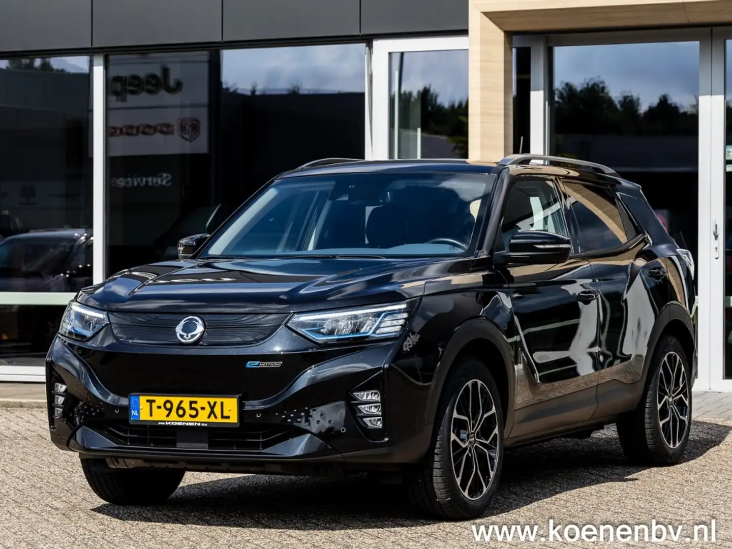SsangYong Korando Titanium / Leer / LED / Navi / 1500Kg trekgew/ 19 Zwart - 2