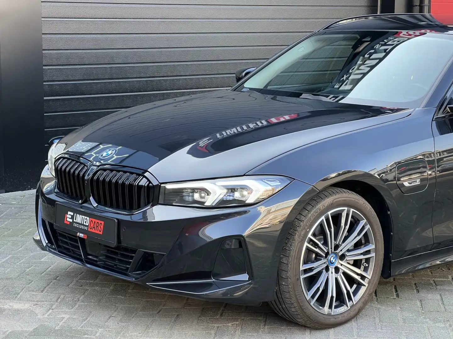 BMW 320 3-serie Touring 320e Business Edition Plus | HEADU Zwart - 2