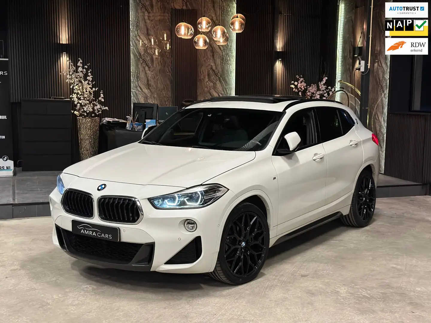 BMW X2 SDrive18i|M Pakket|PANO|BOMVOL! Wit - 1