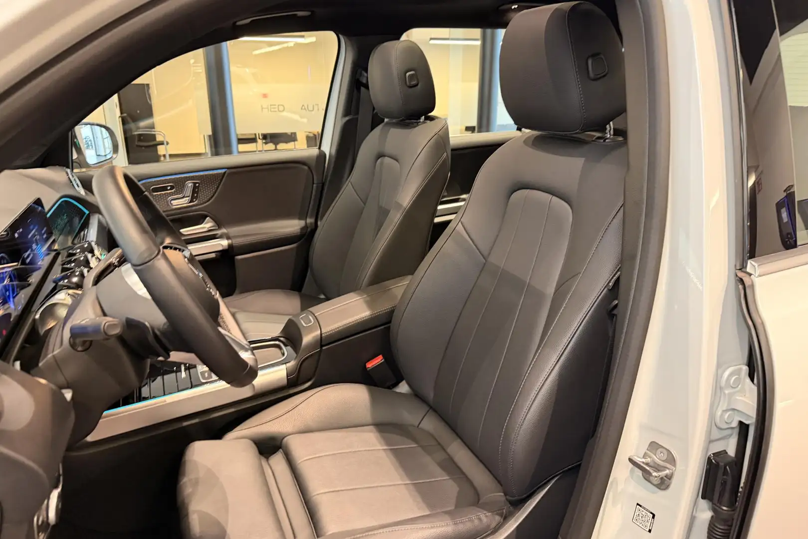 Mercedes-Benz EQB 250 250+ 7-ZIT Luxury Line | Panoramisch Dak | Memory Blanc - 2