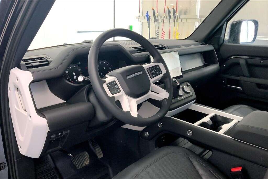 2025 Land Rover Defender 110 P300 S AWD | LEATHER | PANO ROOF | LOW KMS thumb 9