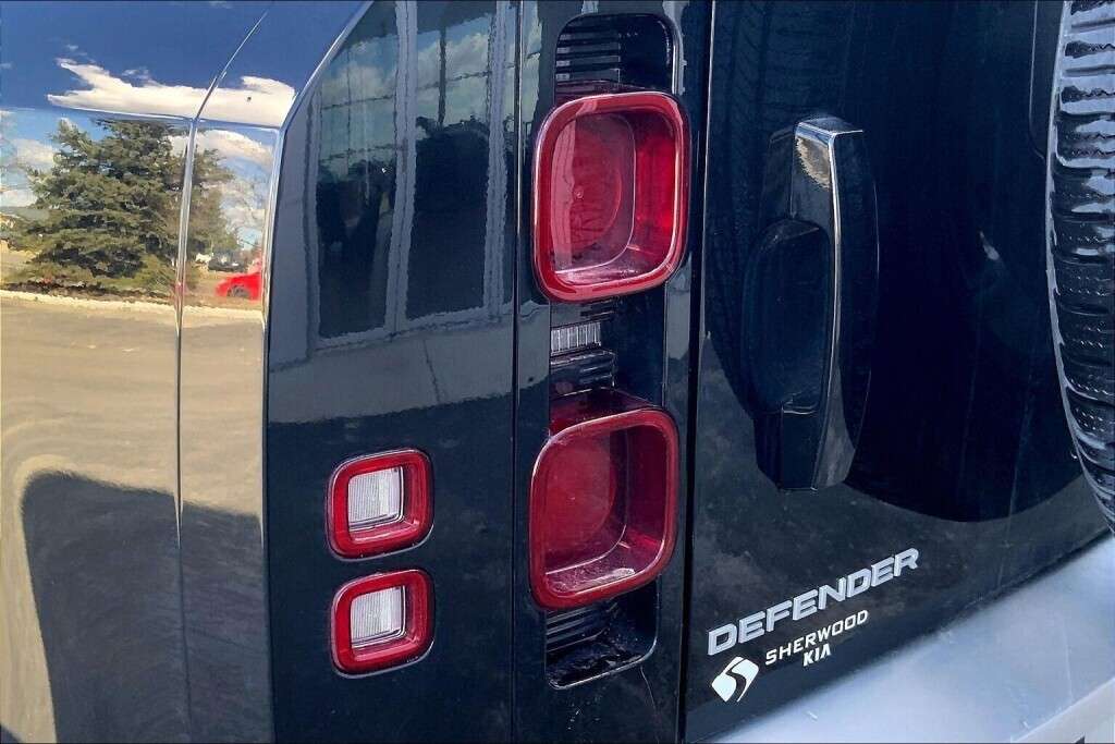 2025 Land Rover Defender 110 P300 S AWD | LEATHER | PANO ROOF | LOW KMS thumb 19