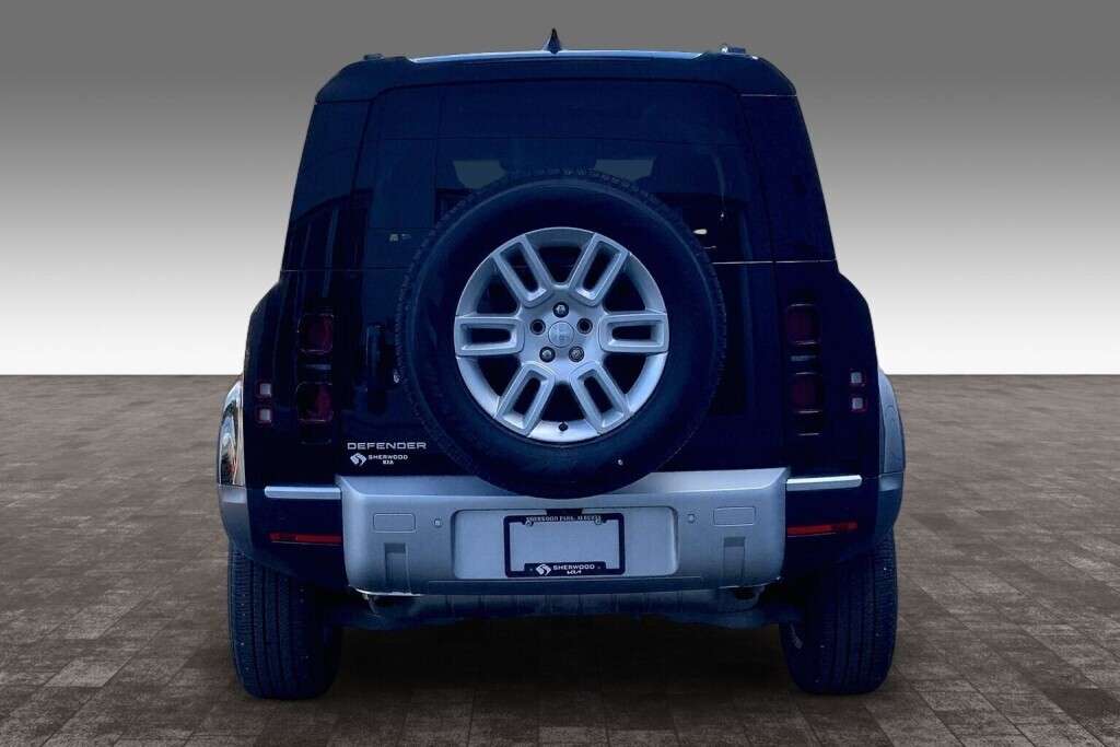 2025 Land Rover Defender 110 P300 S AWD | LEATHER | PANO ROOF | LOW KMS alt 4