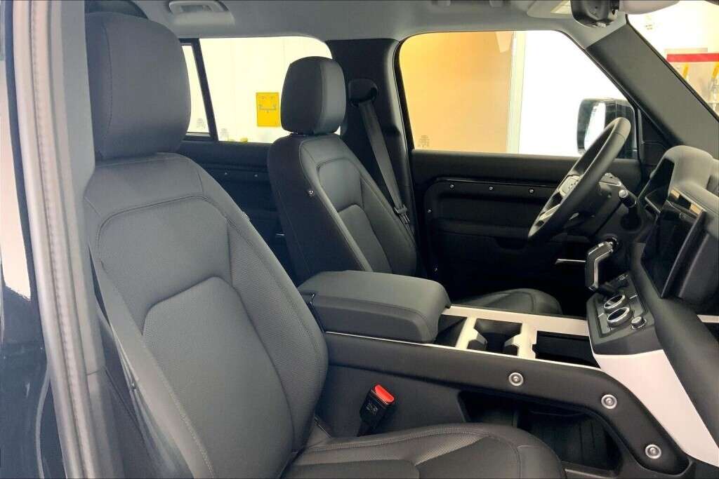 2025 Land Rover Defender 110 P300 S AWD | LEATHER | PANO ROOF | LOW KMS alt 5