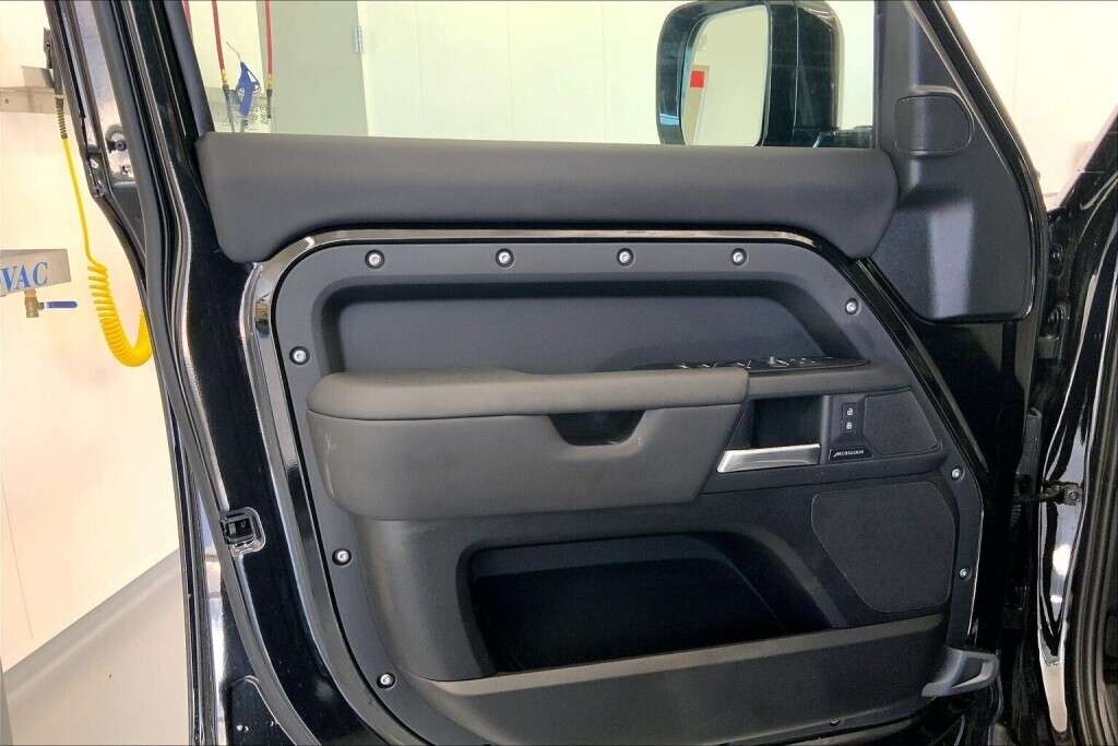 2025 Land Rover Defender 110 P300 S AWD | LEATHER | PANO ROOF | LOW KMS thumb 13