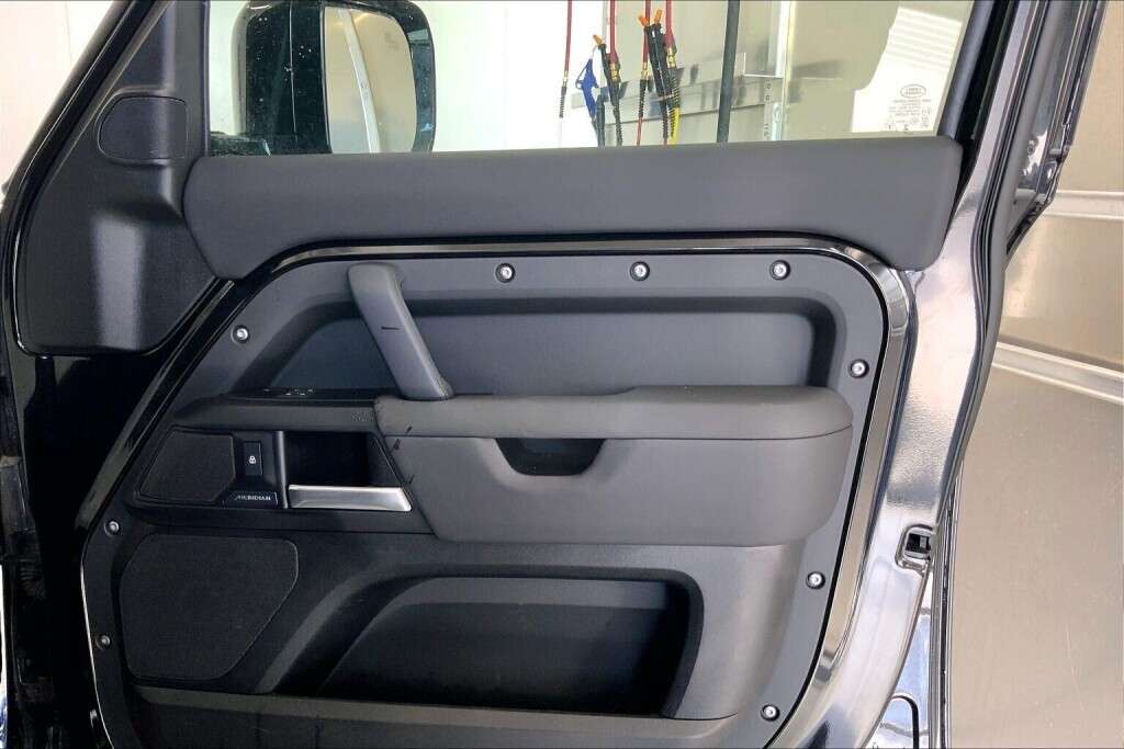 2025 Land Rover Defender 110 P300 S AWD | LEATHER | PANO ROOF | LOW KMS thumb 14