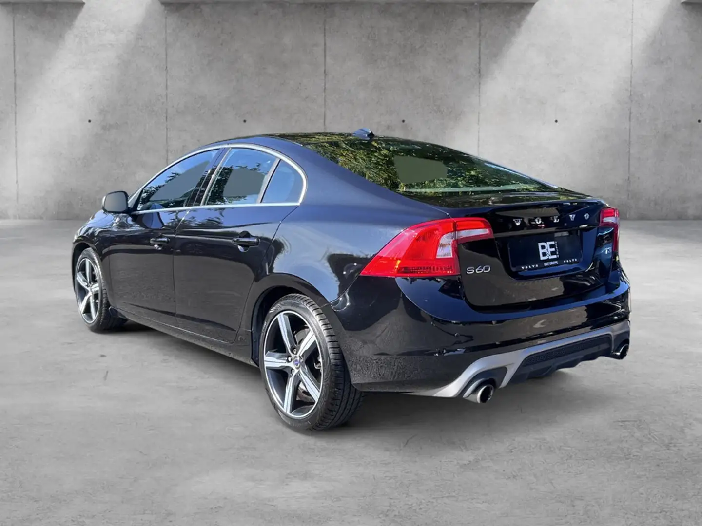 Volvo S60 T3 R-Design AHK LENKRADHZ. STANDHEIZUNG Schwarz - 2