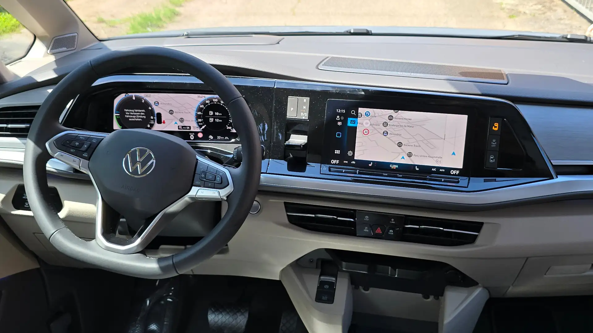 Volkswagen T7 Multivan e hybrid Allrad, VOLL! AHK,7S.Vis A Vis,Soundsyst. Weiß - 2
