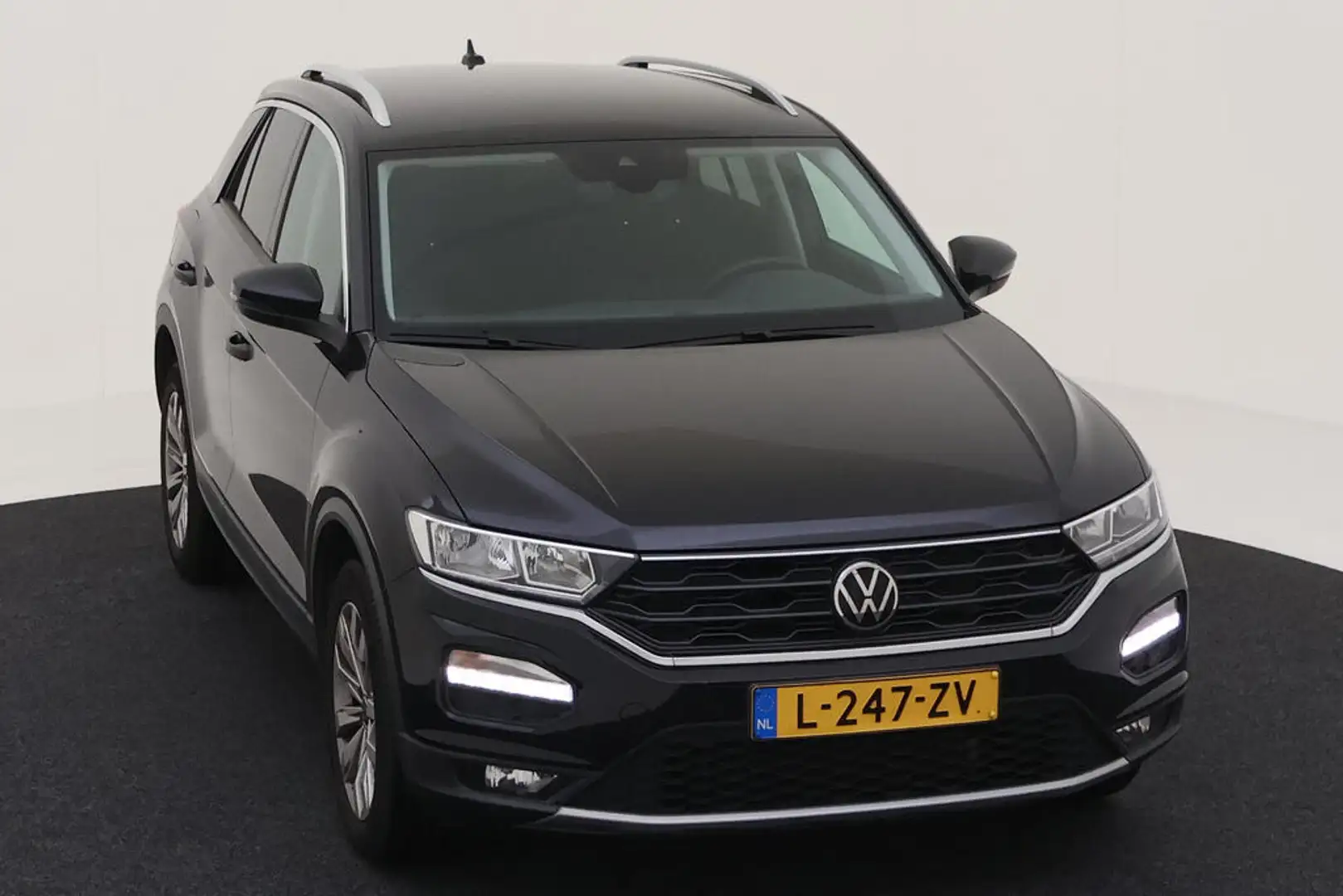 Volkswagen T-Roc 1.0 TSI 110pk Style Navigatie Carplay Climatronic Zwart - 2