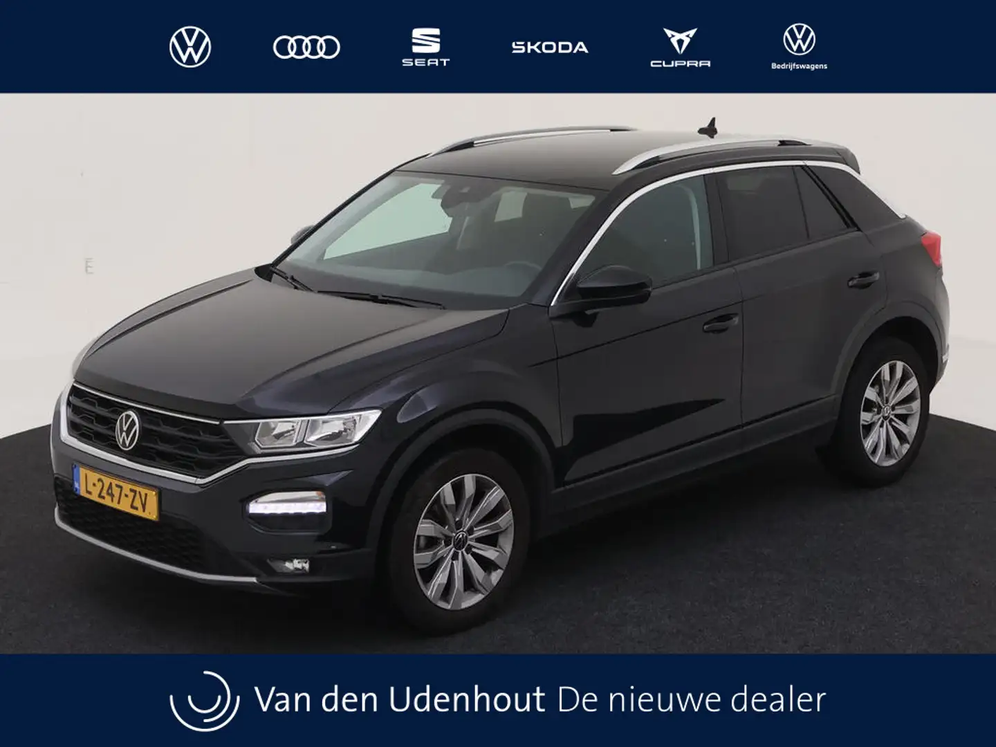 Volkswagen T-Roc 1.0 TSI 110pk Style Navigatie Carplay Climatronic Zwart - 1