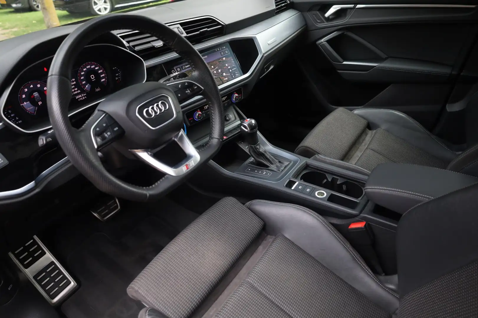 Audi Q3 35 TFSI S Line Aut. | 3x S-Line | Panorama | Stoel Grigio - 2