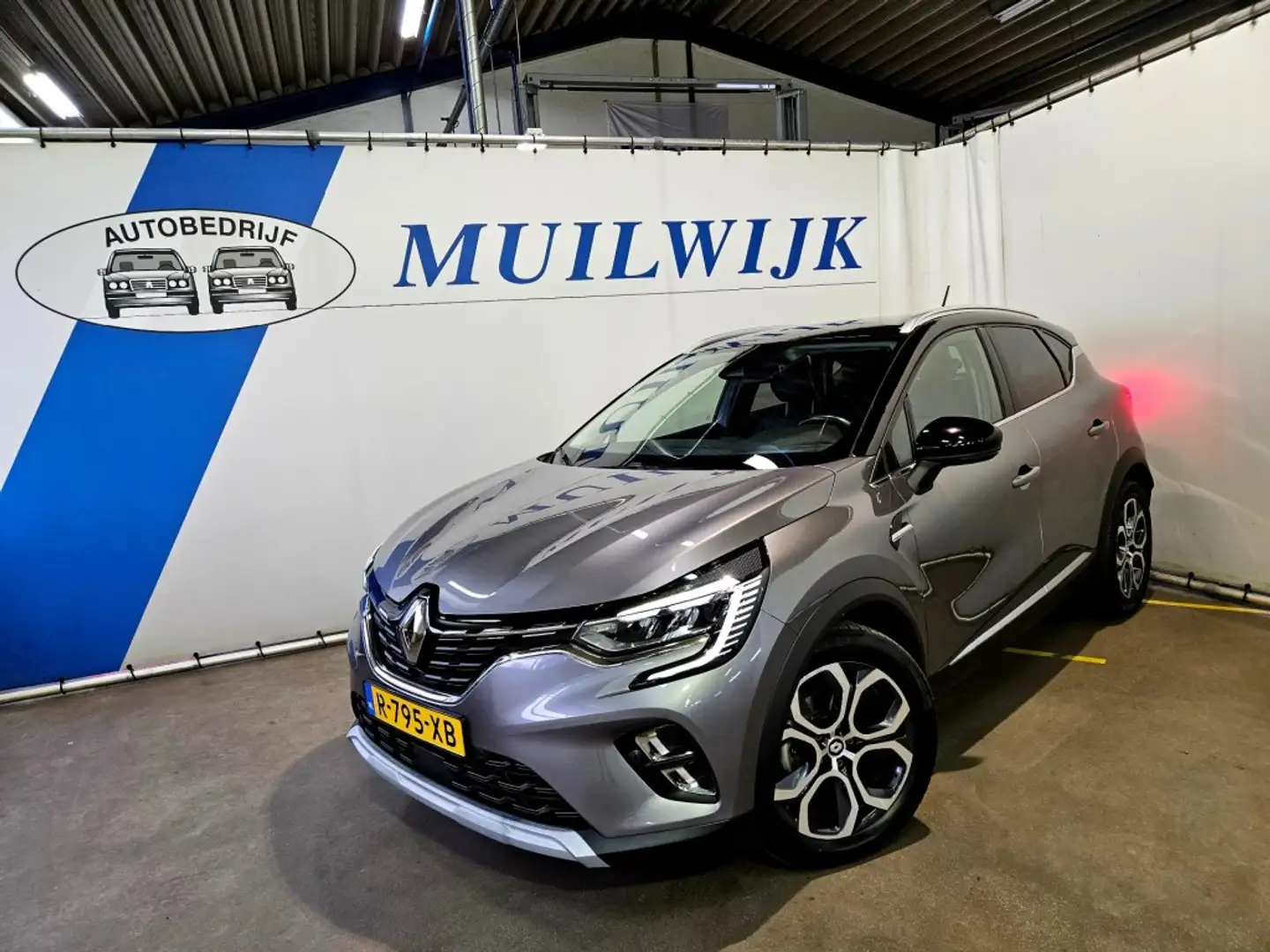 Renault Captur 1.3 TCe 140PK Intens / Trekhaak / Camera / Adaptiv Gris - 2