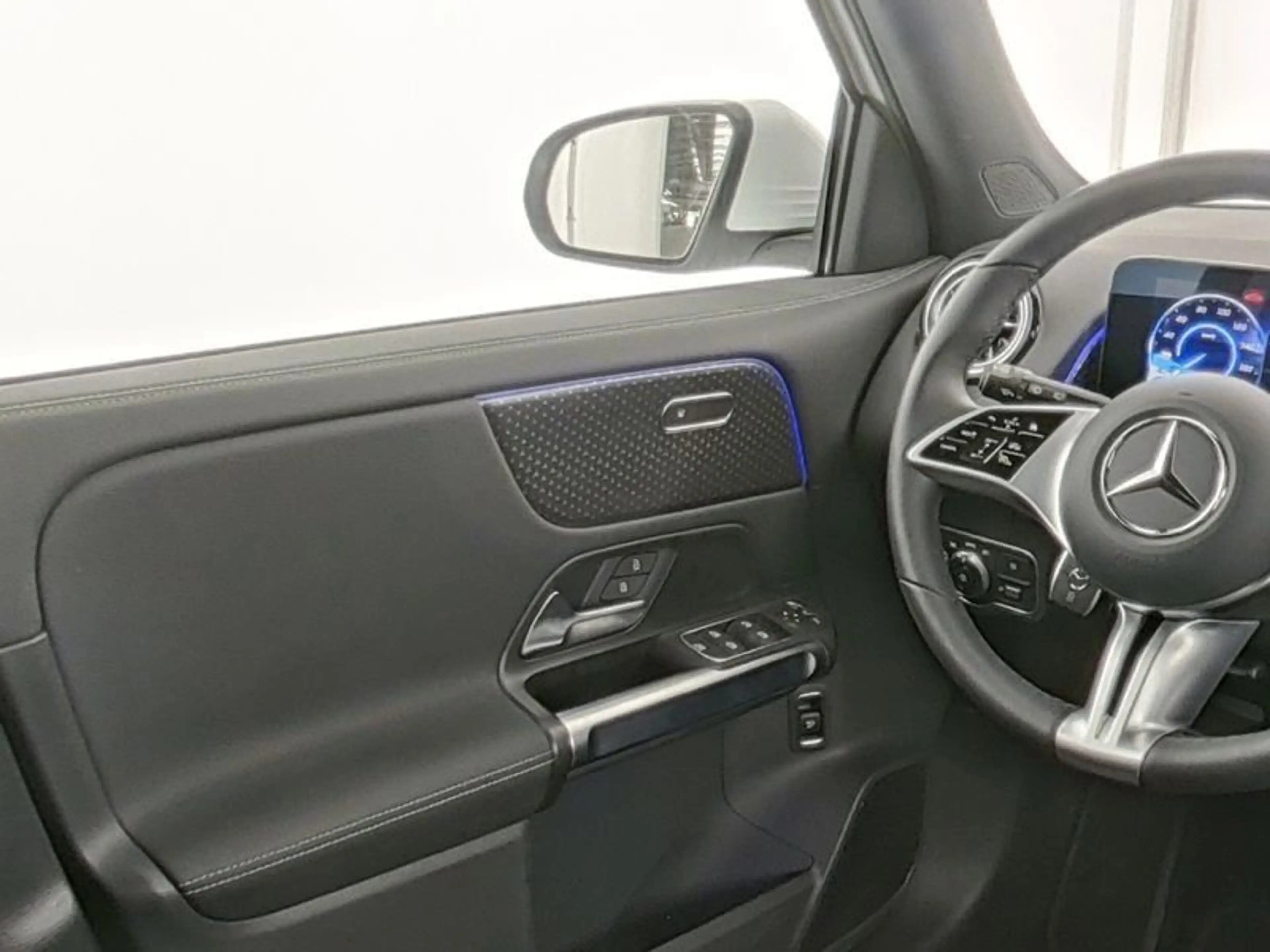 Mercedes-Benz EQB 250 PROG-ADV+ PANO 360° WINTER WDGLAS SOUND — photo 6