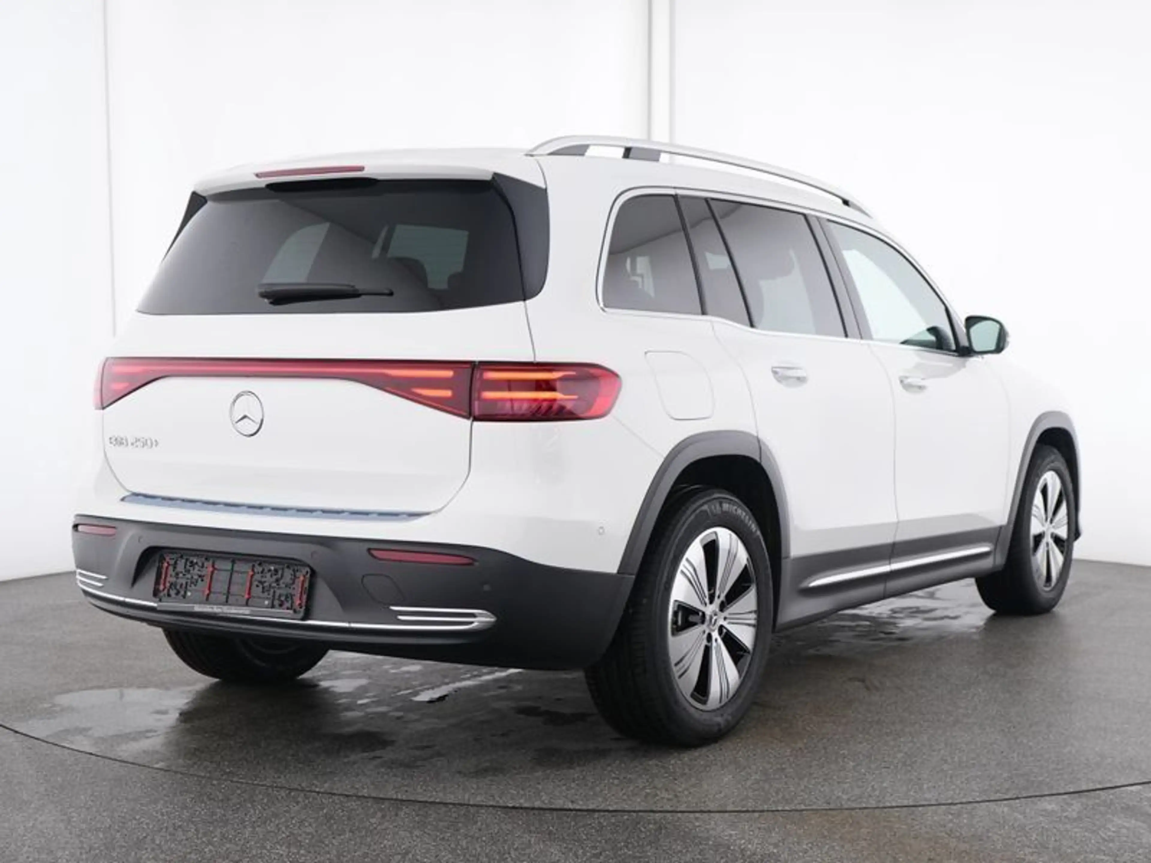 Mercedes-Benz EQB 250 PROG-ADV+ PANO 360° WINTER WDGLAS SOUND — photo 4