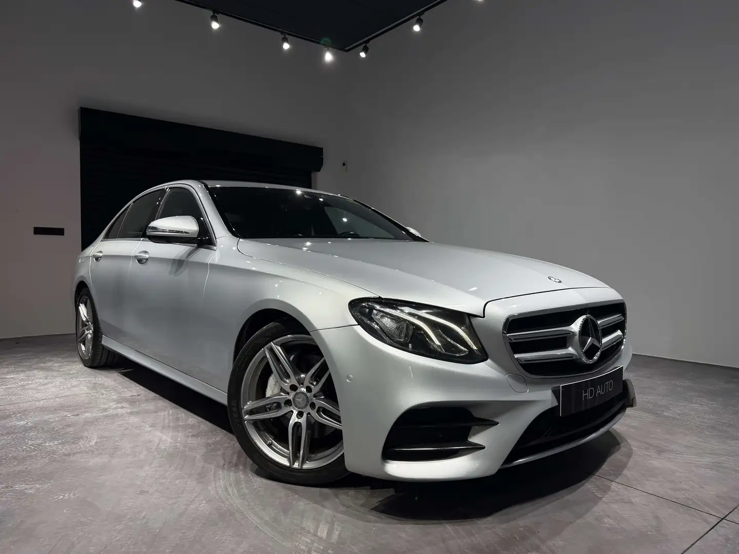 Mercedes-Benz E 220 d/PACK AMG/WIDE SCREEN//CAMERA 360/LED XENON/ Gris - 2