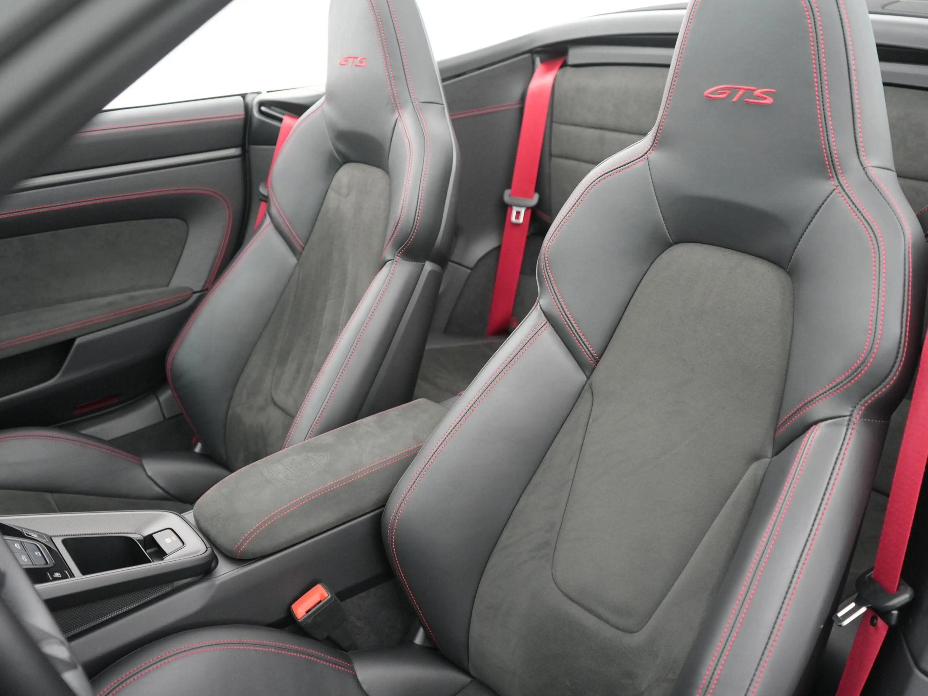 Porsche 992 Carrera GTS Cabriolet — photo 12