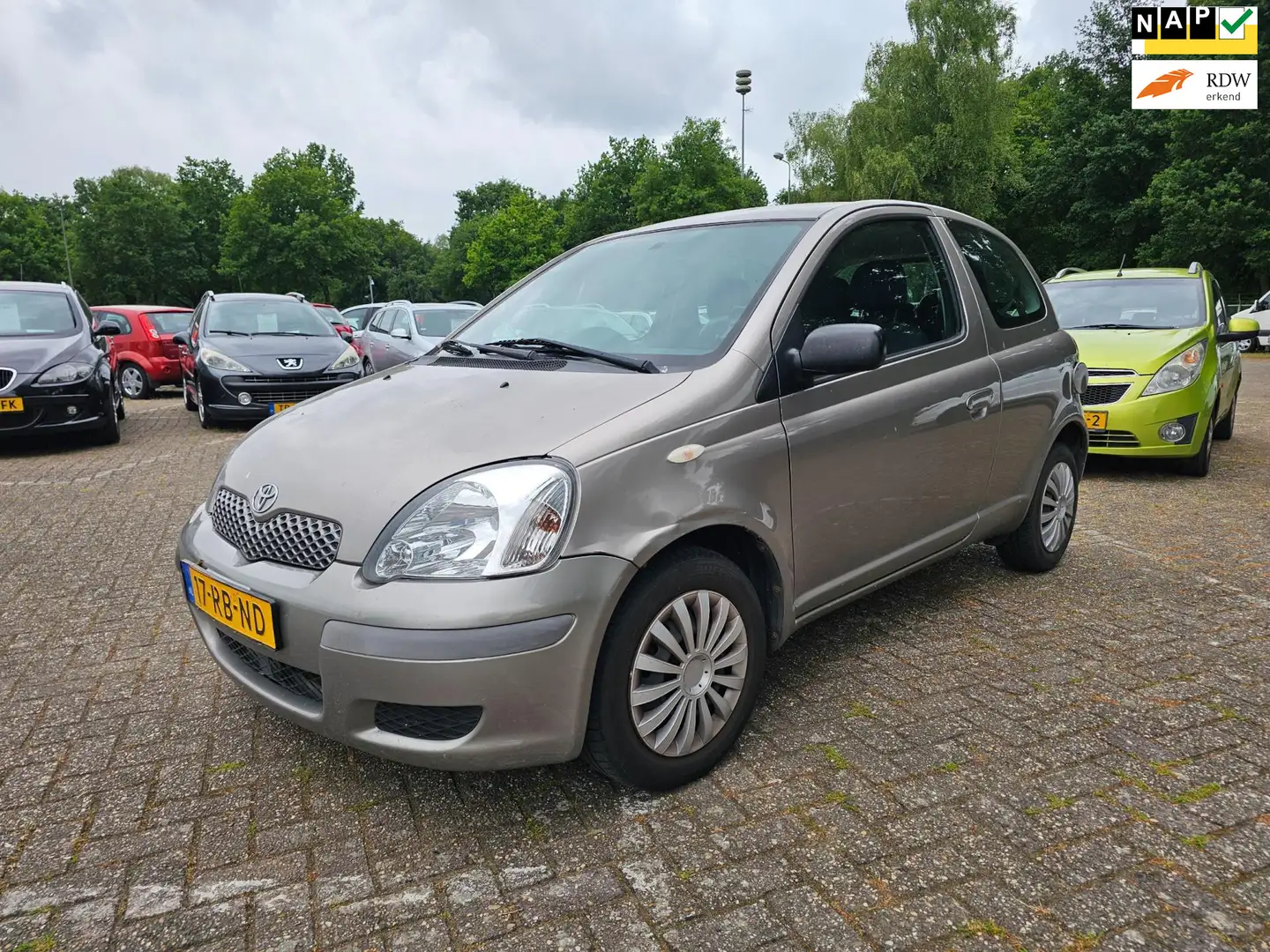 Toyota Yaris 1.0 VVT-i Idols AIRCO *apk:06-2025* Gris - 1