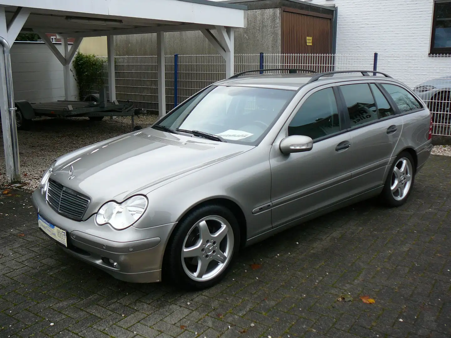 Mercedes-Benz C 180 Gepflegt,Automatikgetriebe,Klimaautomatik,AHK,PDC! Grau - 1