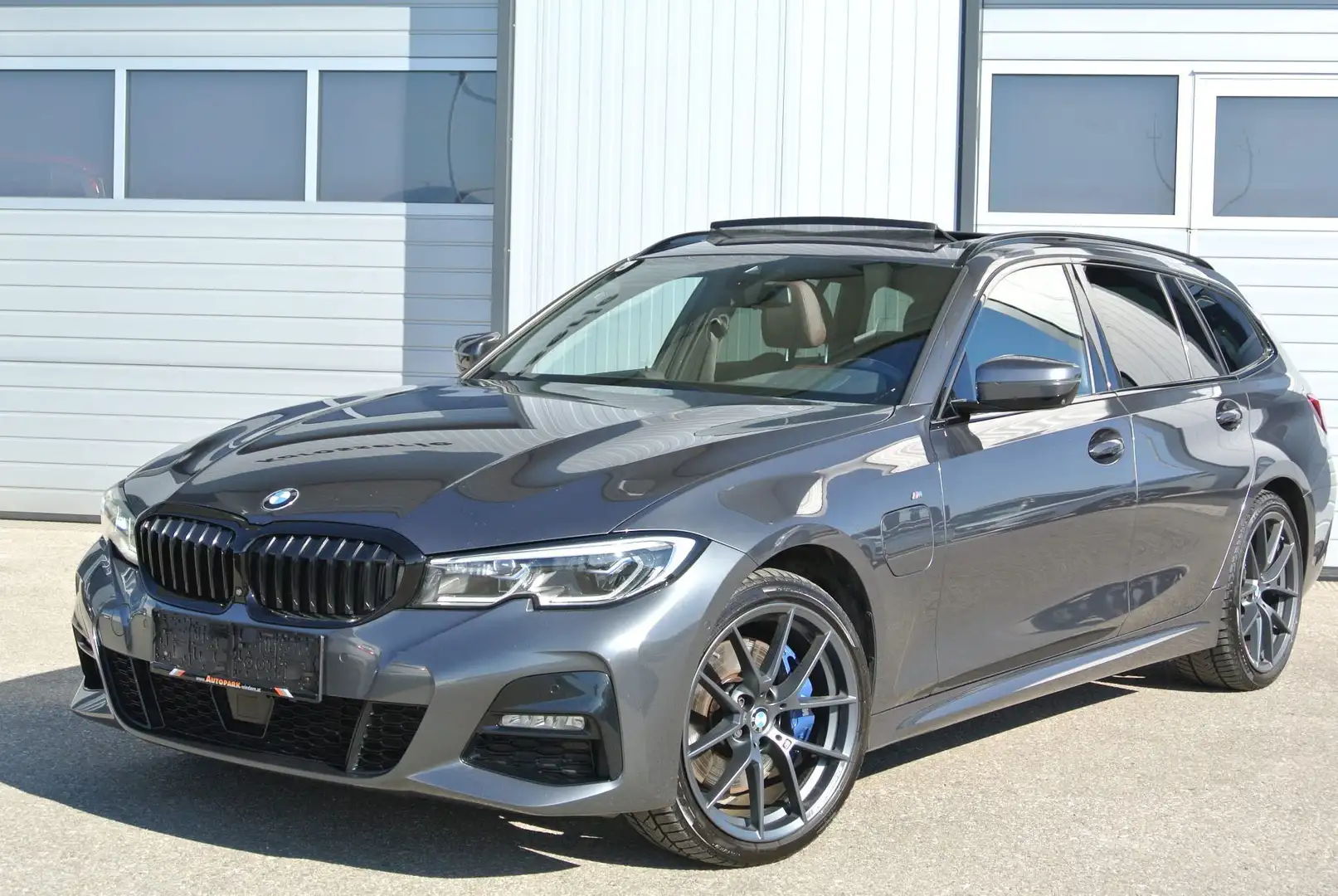 BMW 330 330e xdrive Touring Aut. * M-Paket * LEDER * PANO Grau - 1