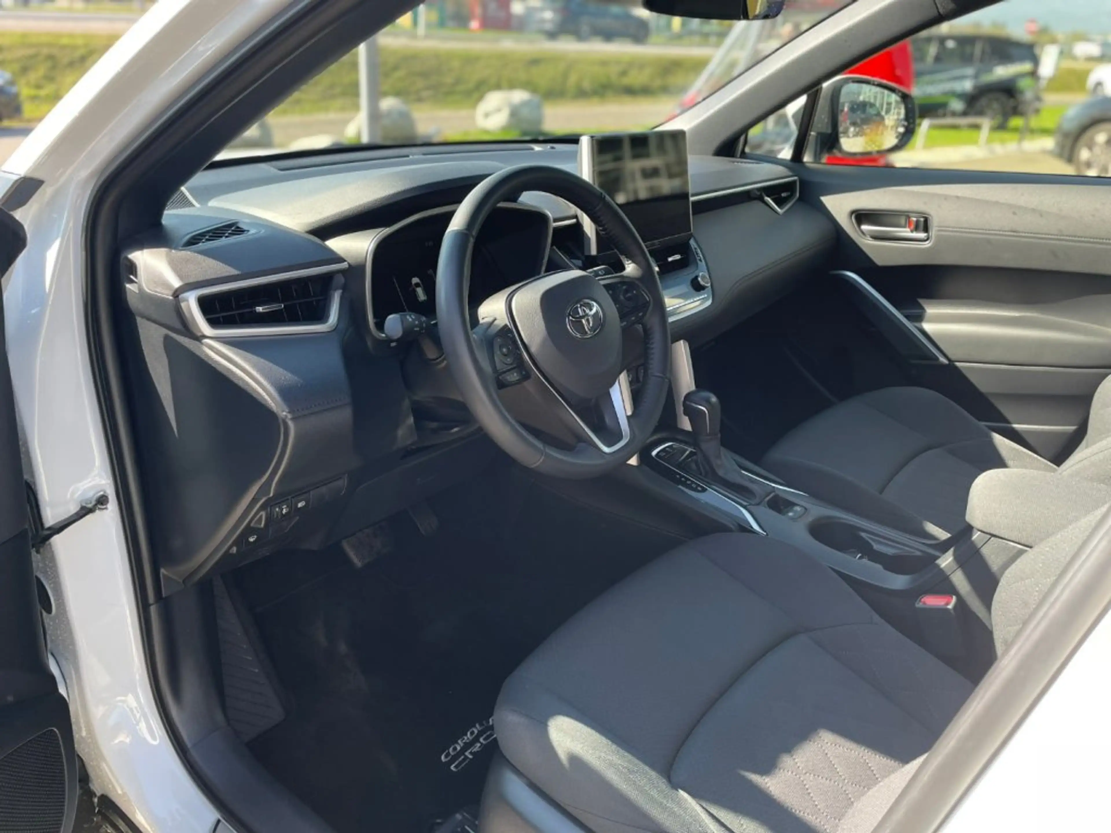 Toyota Corolla Cross 2,0 Hybrid Active Drive AWD — photo 11