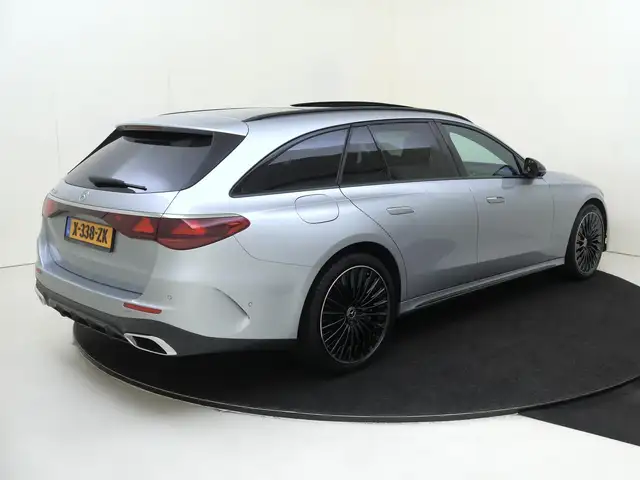 Mercedes-Benz E-Class view 4