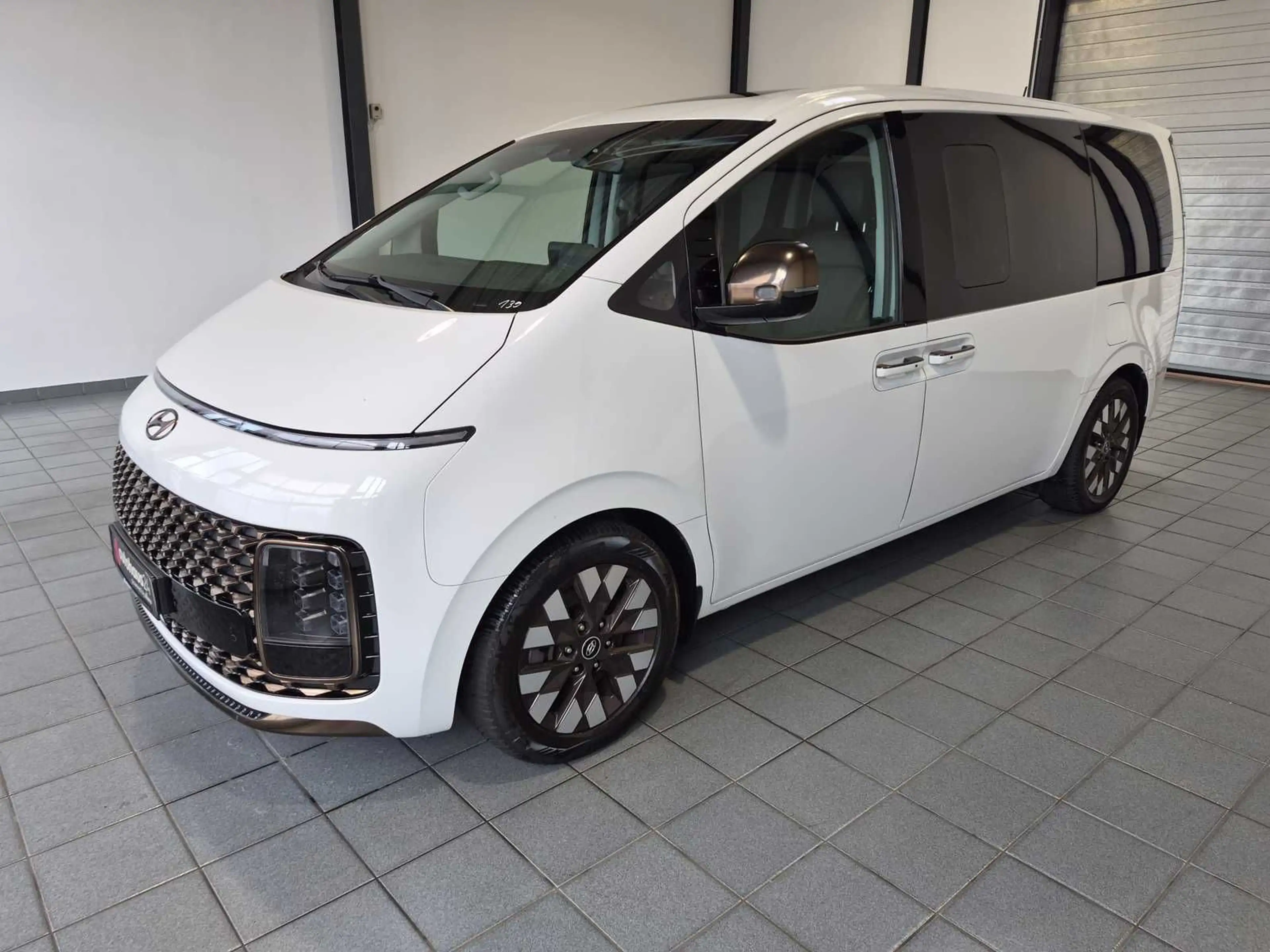 Hyundai STARIA 2.2 CRDi Signature 7-Sitzer|4WD|Pano — photo 3