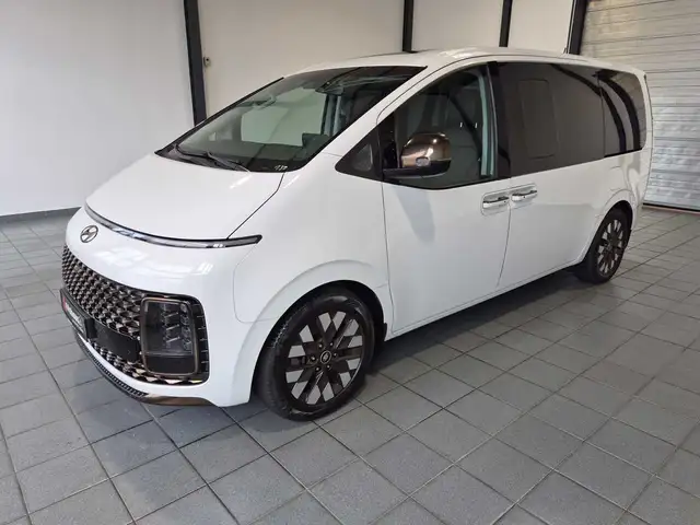 Hyundai Staria view 3