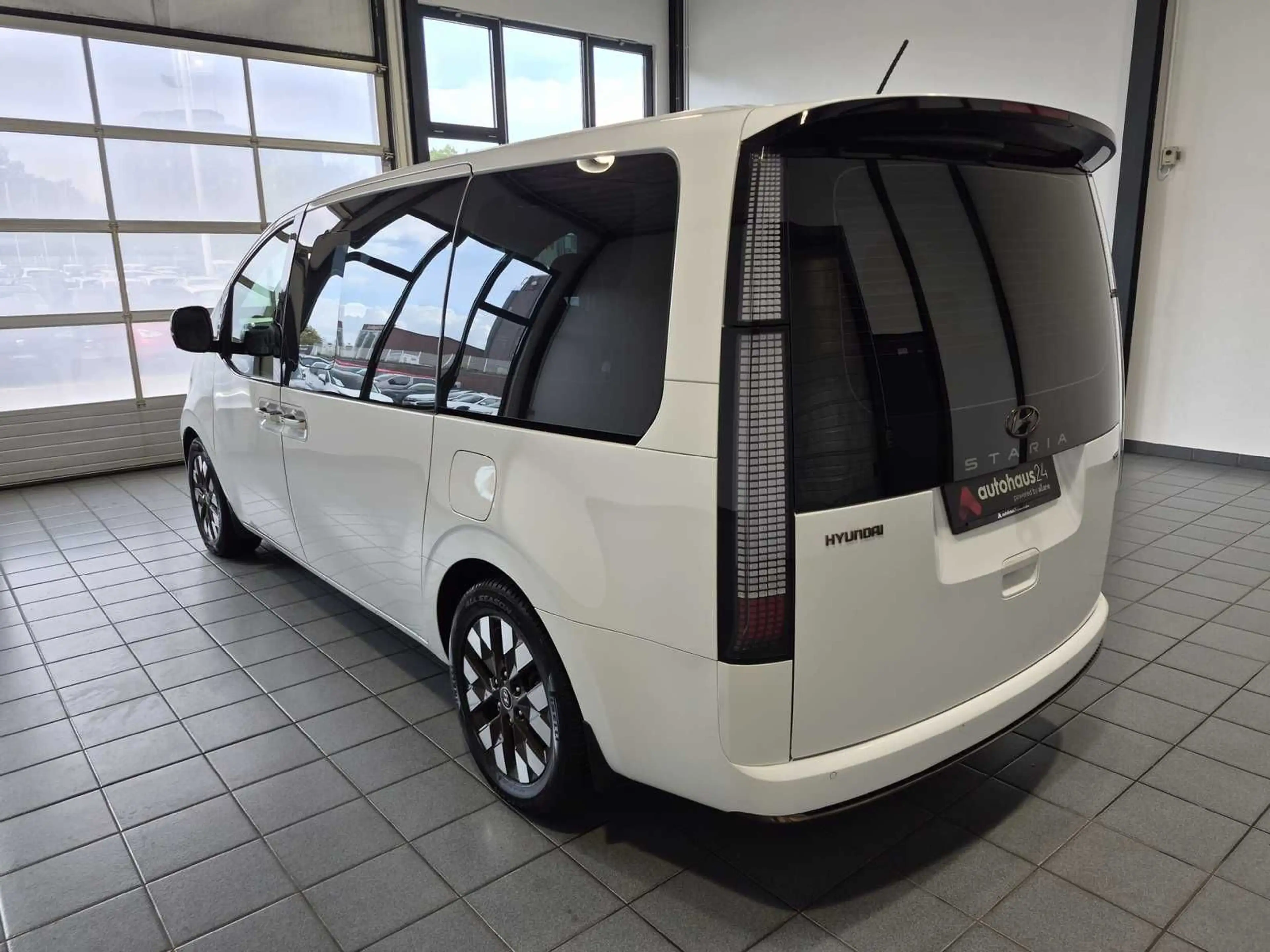 Hyundai STARIA 2.2 CRDi Signature 7-Sitzer|4WD|Pano — photo 4