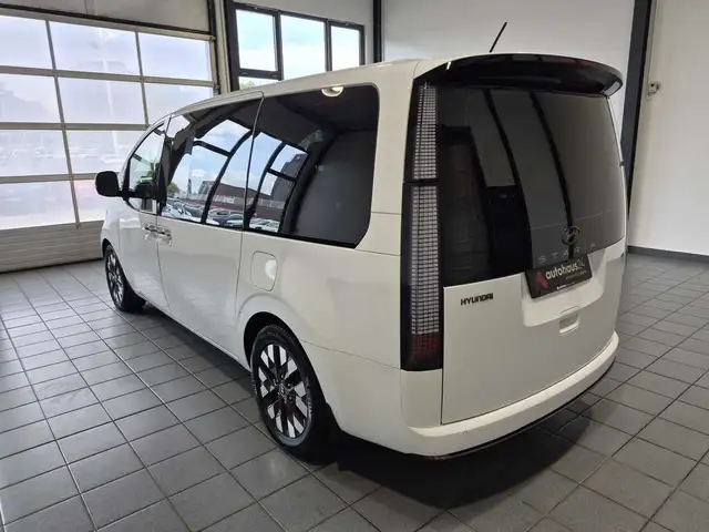 Hyundai Staria view 4