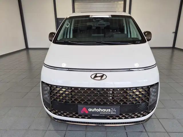 Hyundai Staria view 2