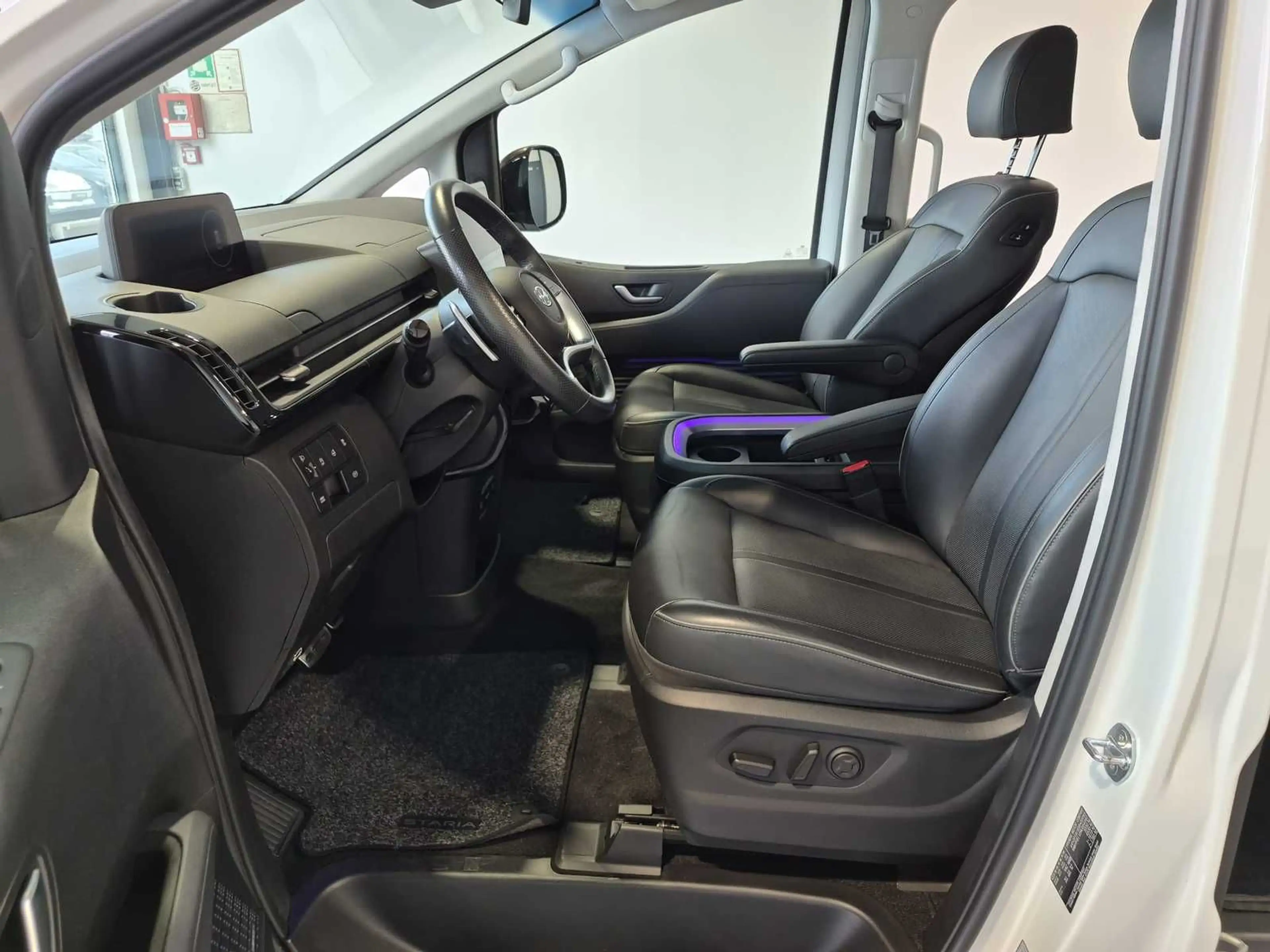 Hyundai STARIA 2.2 CRDi Signature 7-Sitzer|4WD|Pano — photo 8