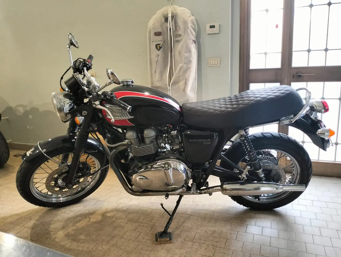 Triumph Bonneville T100 Nero - 2
