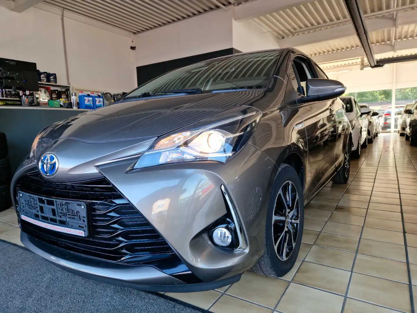 Toyota Yaris Hybrid Team D Automatik NAVI-KAMERA Grau - 2