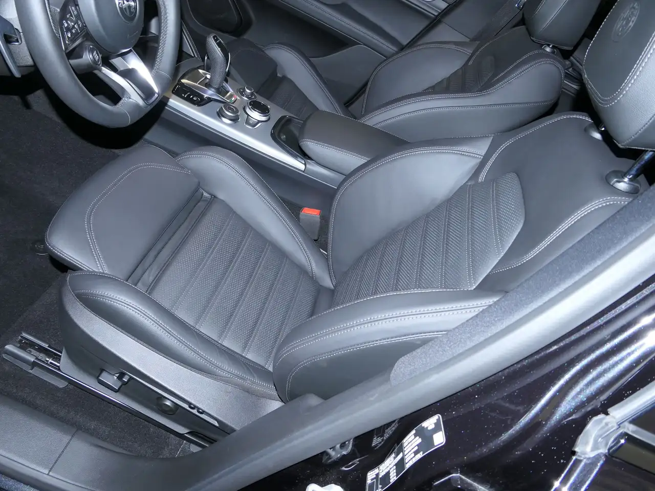 Alfa Romeo Stelvio 2025 — фото 10