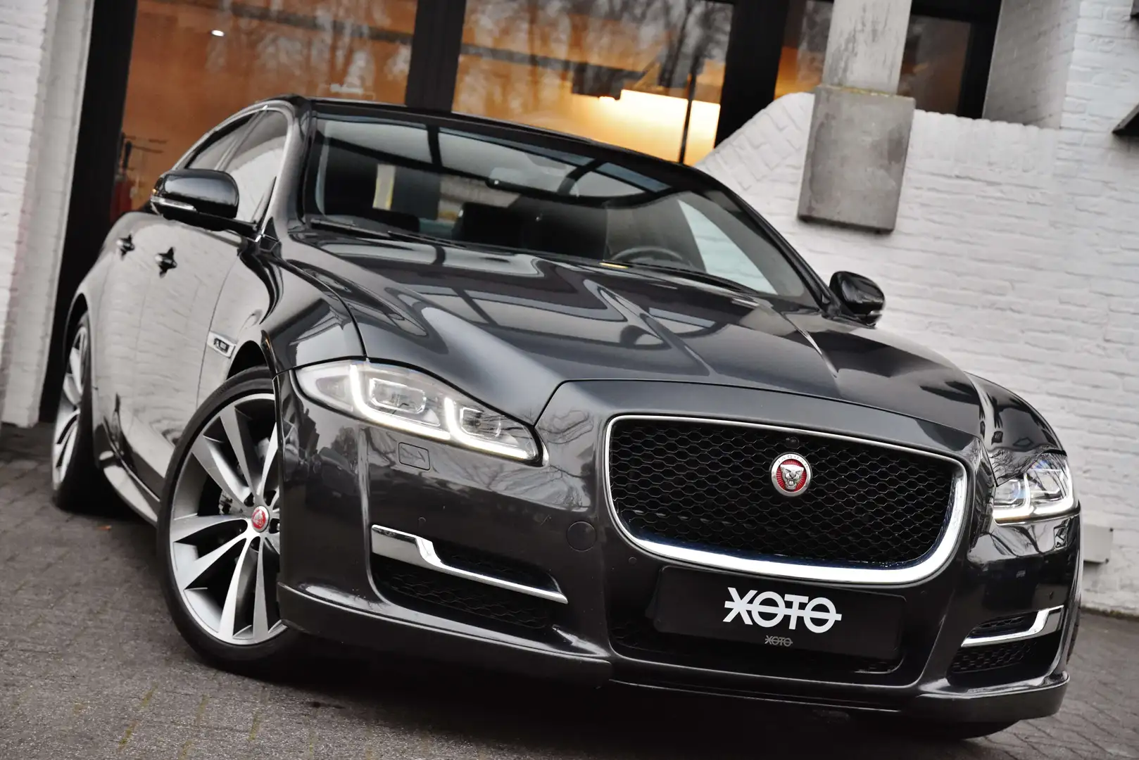 Jaguar XJ 3.0 V6 S/C AWD R-SPORT *** NP: € 115.715 *** Gris - 2