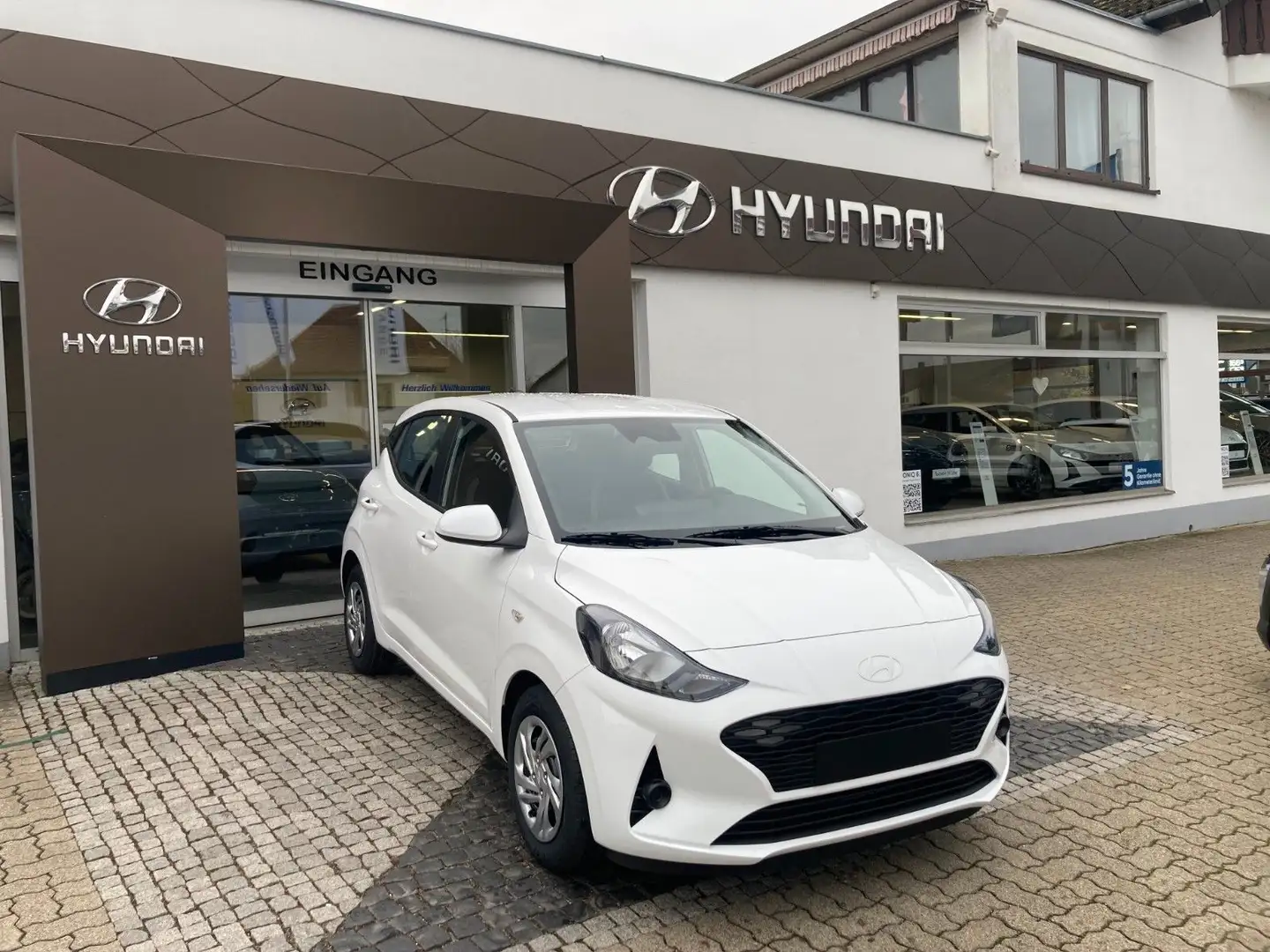 Hyundai i10 1.0 Select M/T mit Navi Weiß - 1