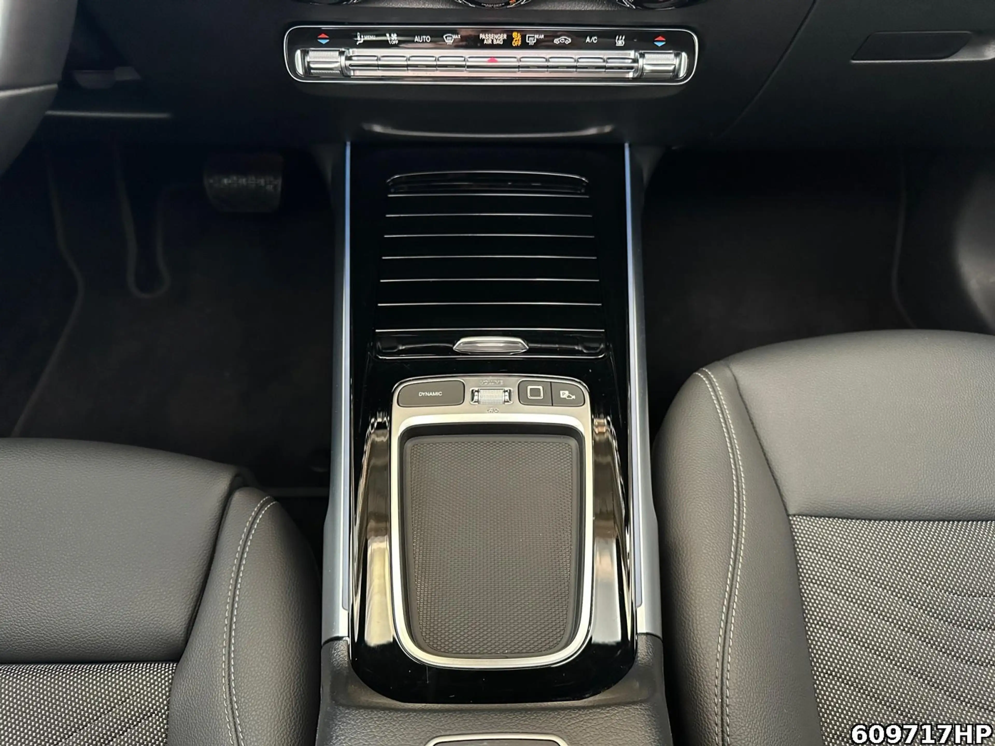 Mercedes-Benz EQB 300 4M Progressive Pano AHK 360° Lenkradhz. — photo 11
