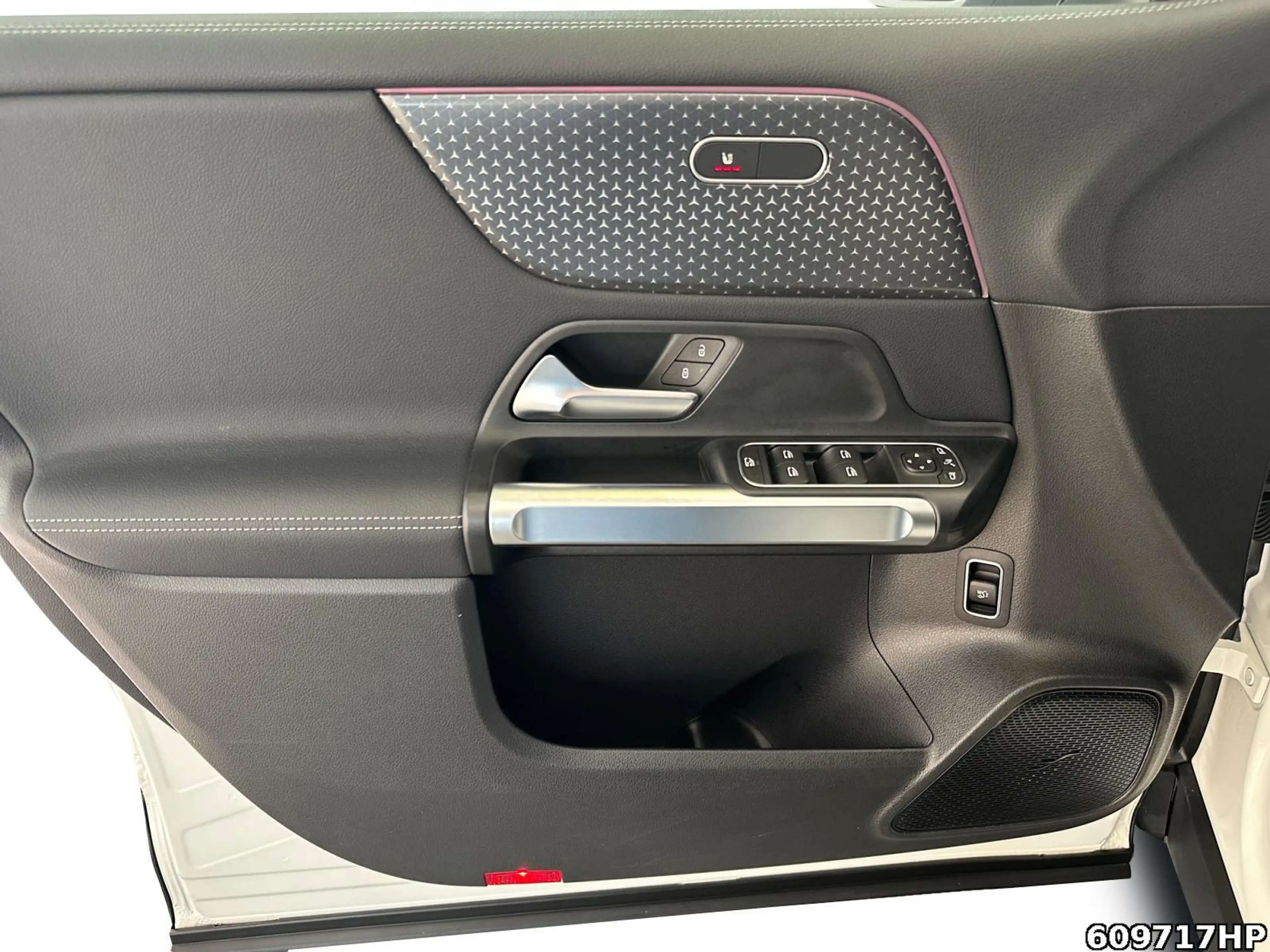 Mercedes-Benz EQB 300 4M Progressive Pano AHK 360° Lenkradhz. — photo 14