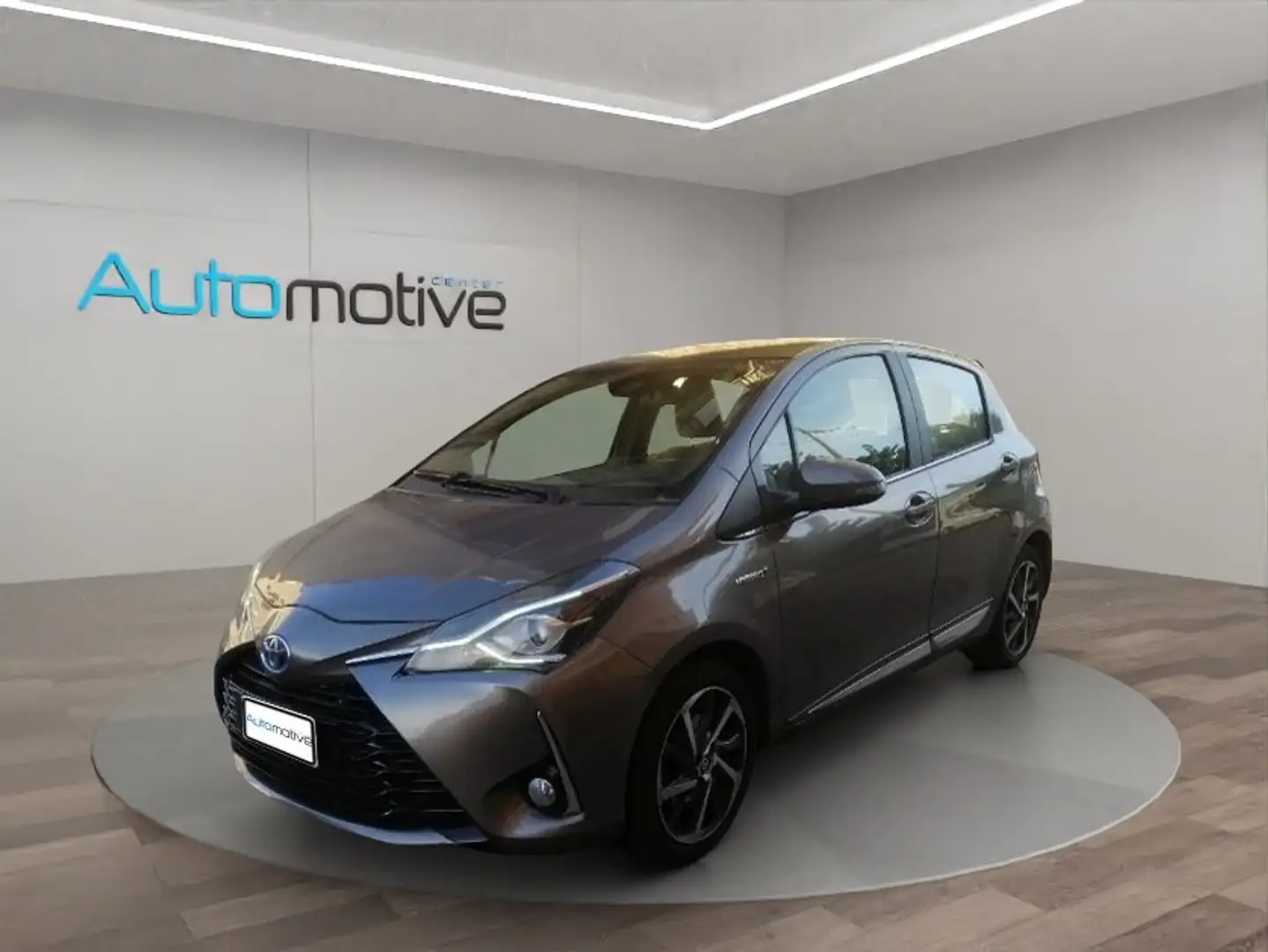 Toyota Yaris 2017 5p 1.5h Style Grijs - 1