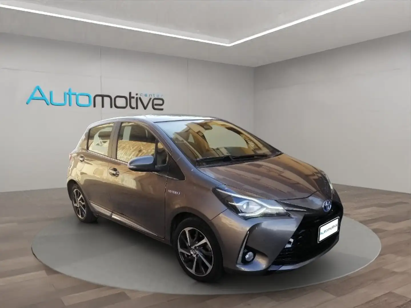 Toyota Yaris 2017 5p 1.5h Style Grijs - 2