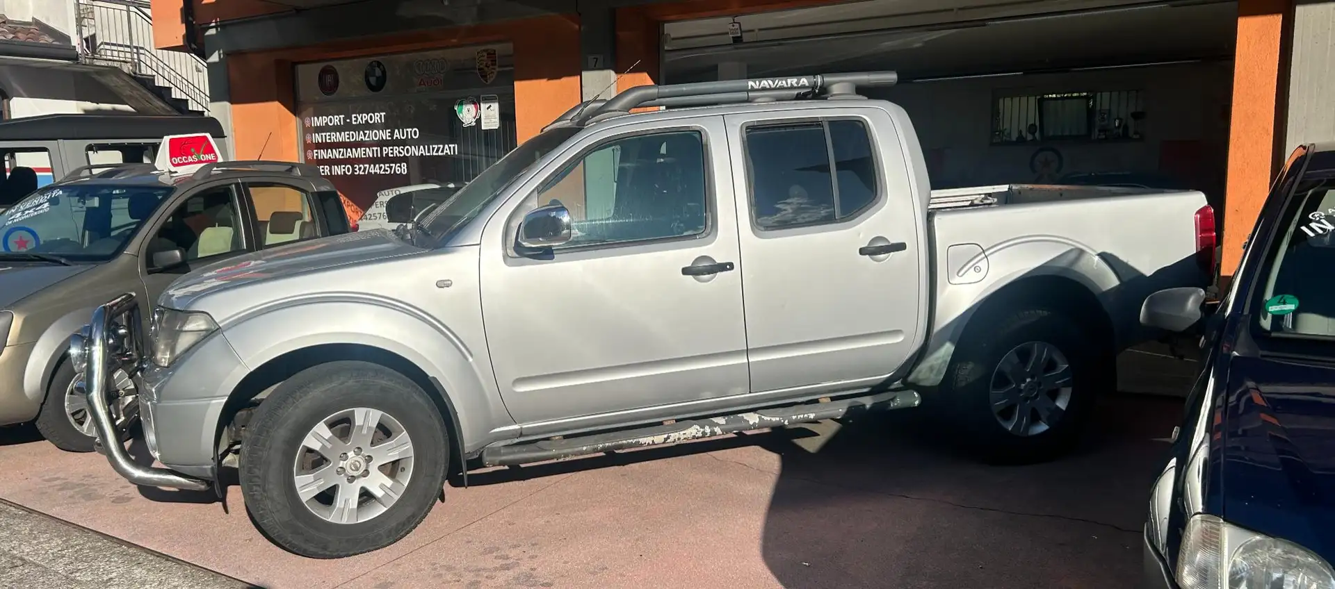 Nissan Navara Navara d.cab 2.5 dci Platinum 174cv Ezüst - 2