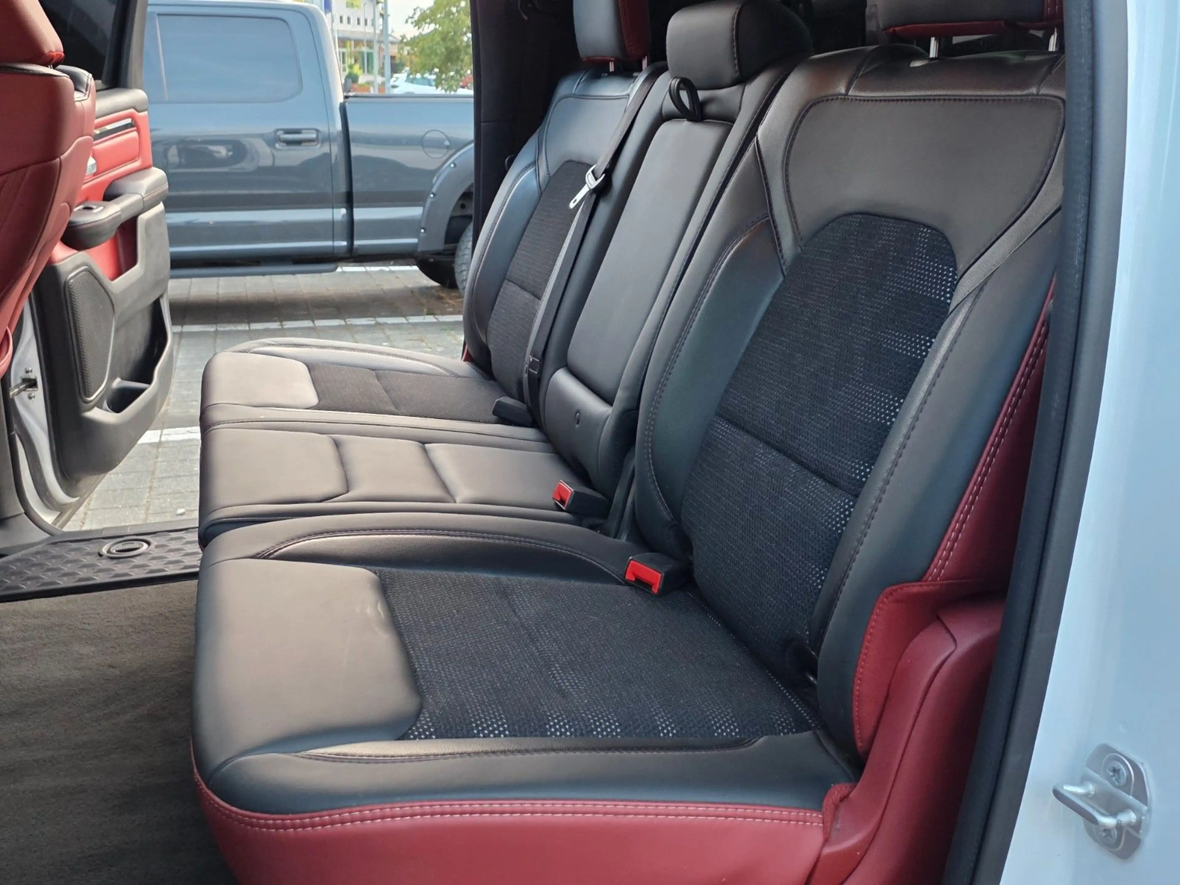 Dodge RAM Rebel 5,7 Hemi,4x4, Trailermirror,Keyless — photo 35