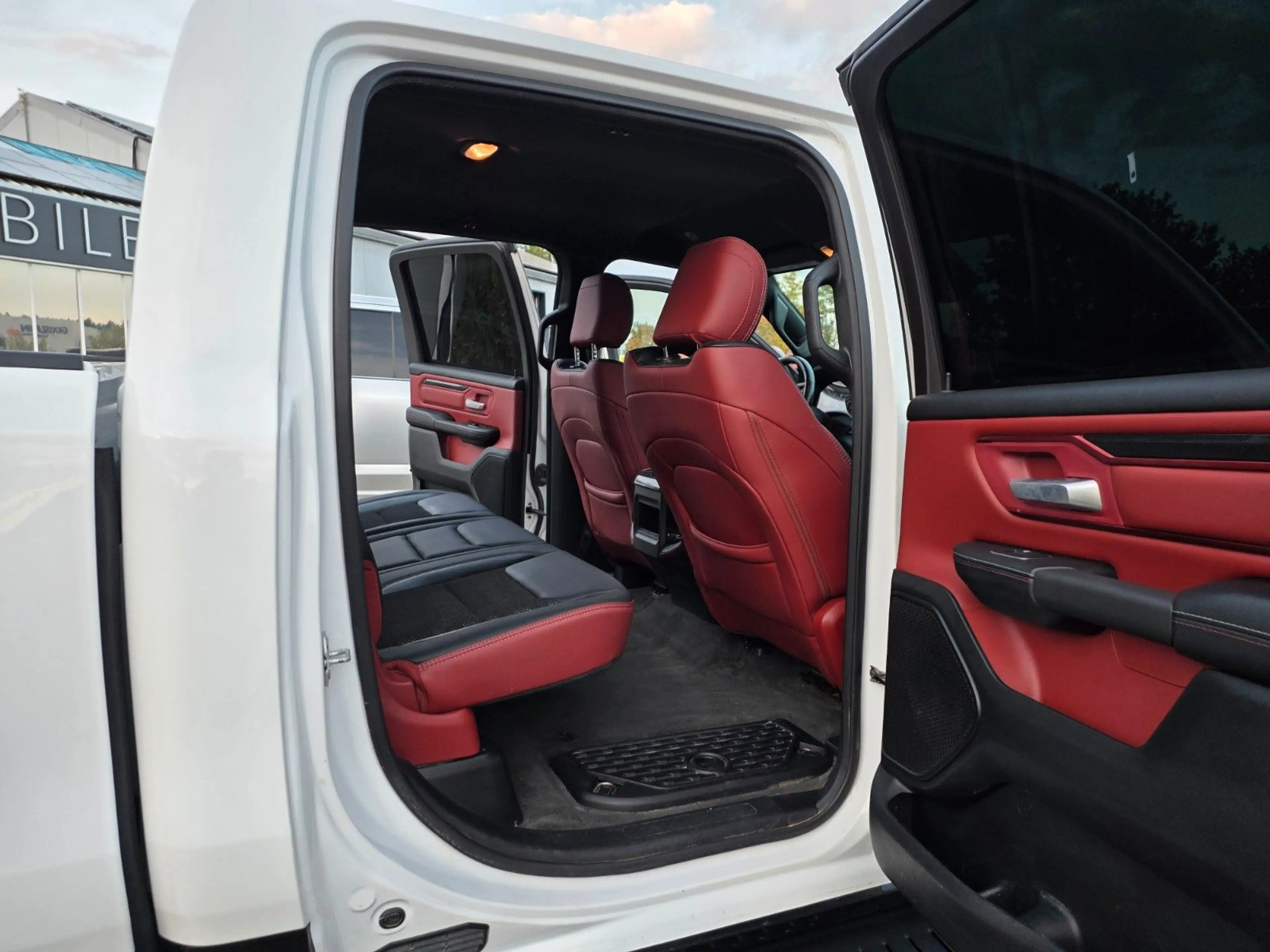 Dodge RAM Rebel 5,7 Hemi,4x4, Trailermirror,Keyless — photo 17