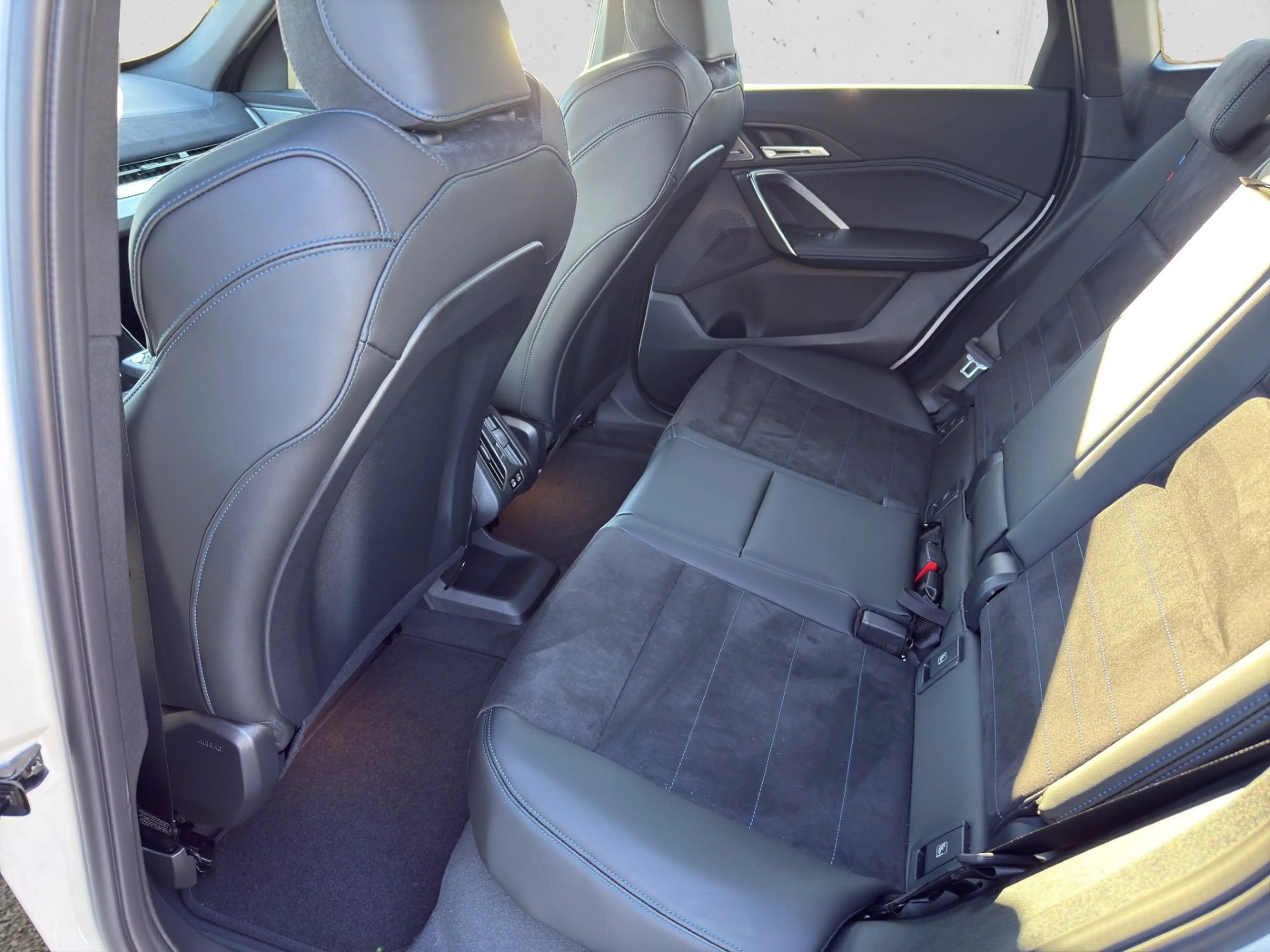 BMW iX1 eDrive20 — photo 12